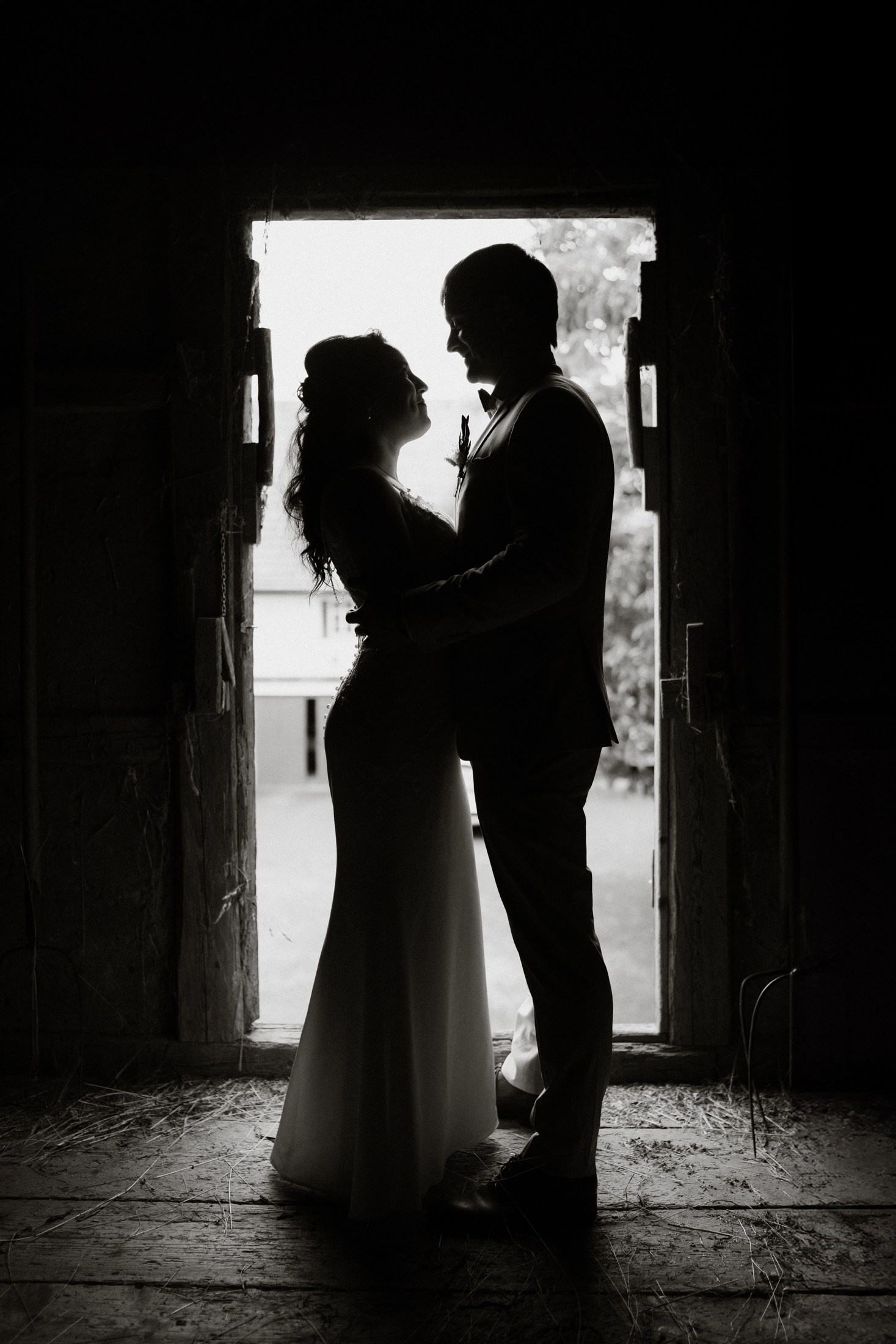 Silhouette von Braut und Bräutigam – künstlerische Hochzeitsfotografie Dresden