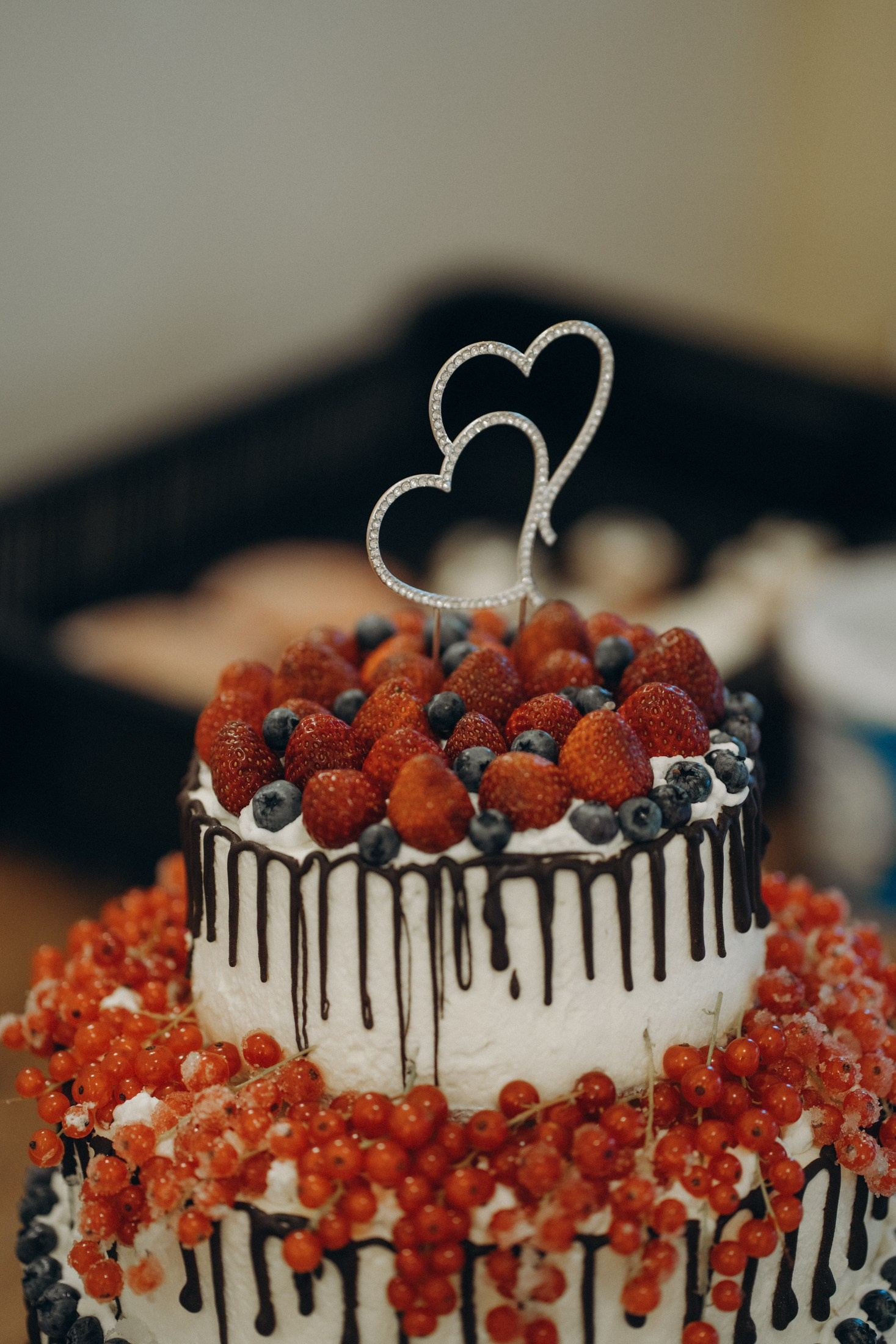 Hochzeitstorte mit Erdbeeren – kreative Hochzeitsfotografie
