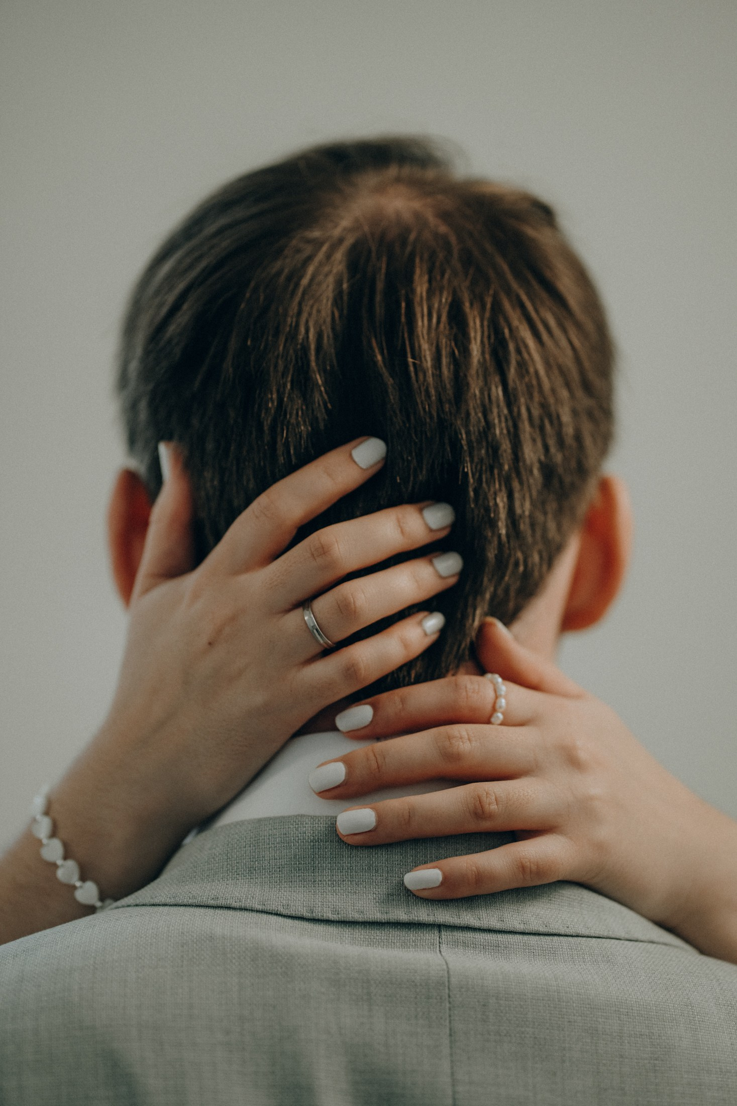 Umarmung von hinten mit Eheringen – detailreiche Hochzeitsfotografie Sachsen