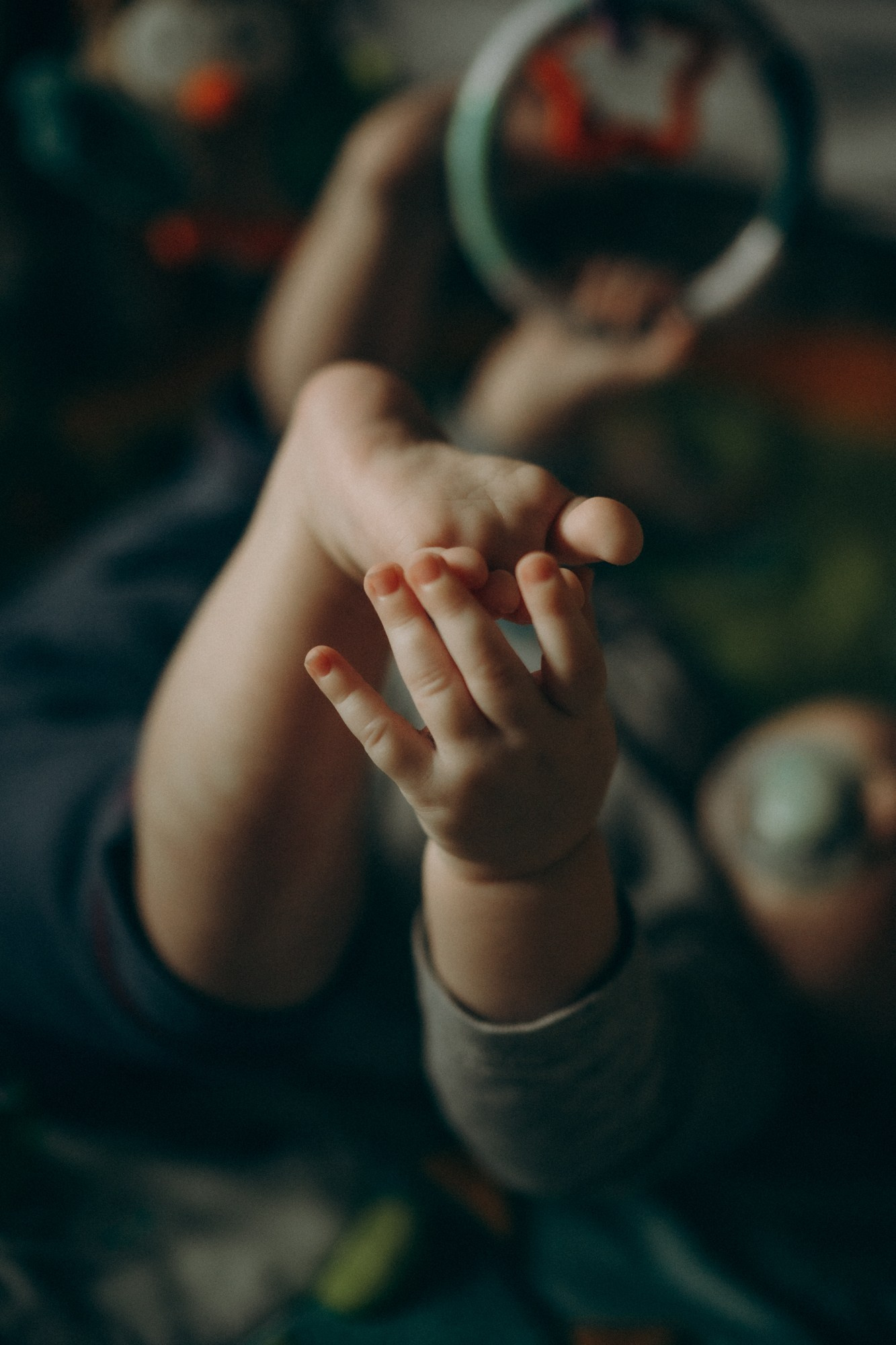 Ручки и ножки малыша - съемка деталей, домашняя семейная фотография, Дрезден