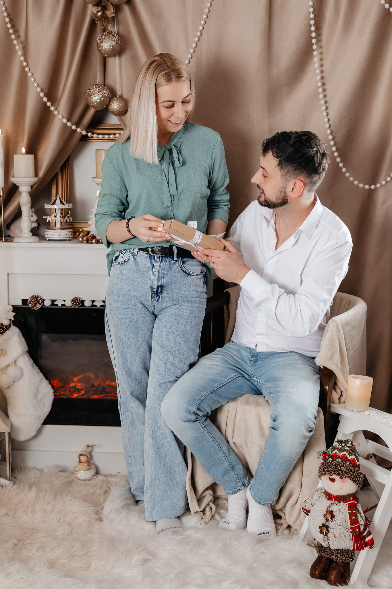 Ședințe Foto Crăciun 2025 Piatra Neamț | Fotografii de Sărbători | FotoACTIV. Fotograf Profesionist Piatra Neamț, Roman, Târgu Neamț, Bicaz, Neamț | Studio, Nuntă, Botez, Eveniment | FotoACTIV