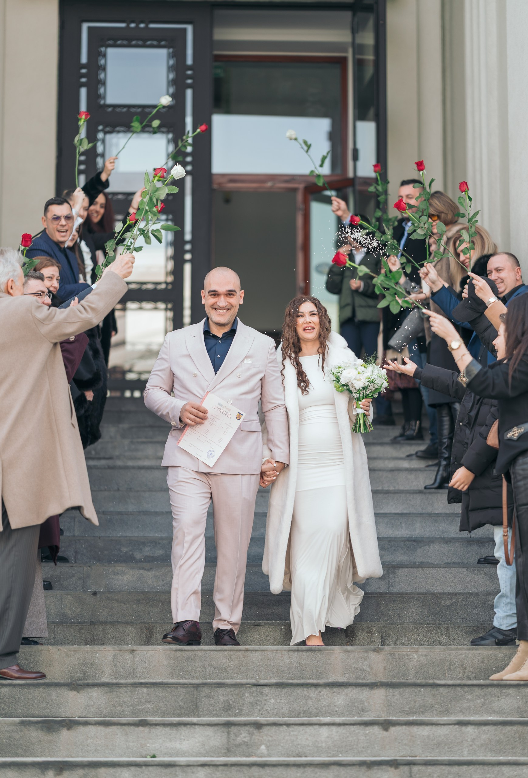 Ieșirea plină de bucurie a mirilor de la Starea Civilă din București, surprinsă de fotograful InCadru. Oferim servicii foto și video profesionale pentru cununii civile și nunți în București.