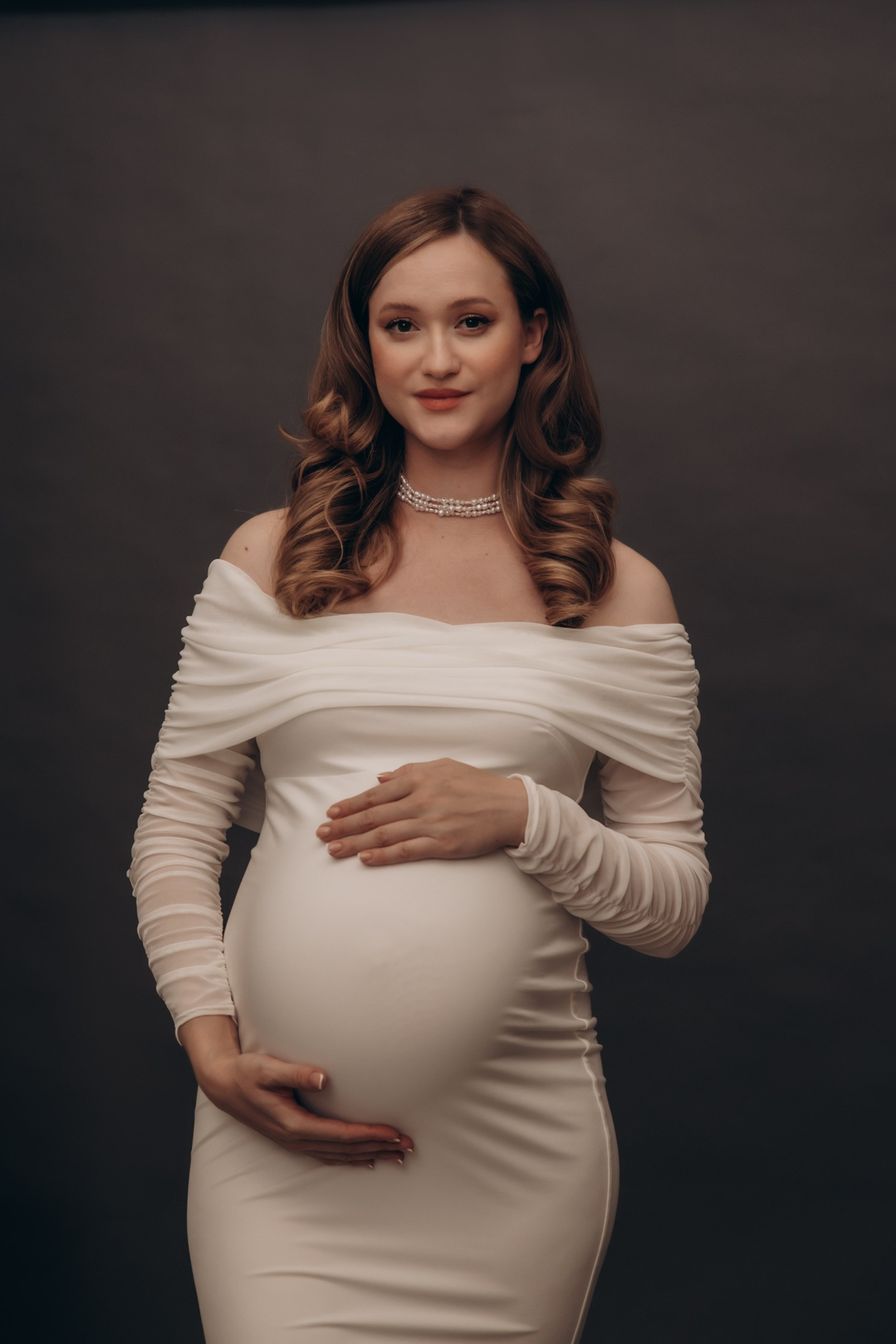 A women’s photo shoot at a photo studio. Family and children’s lifestyle photographer Elena Tumanova