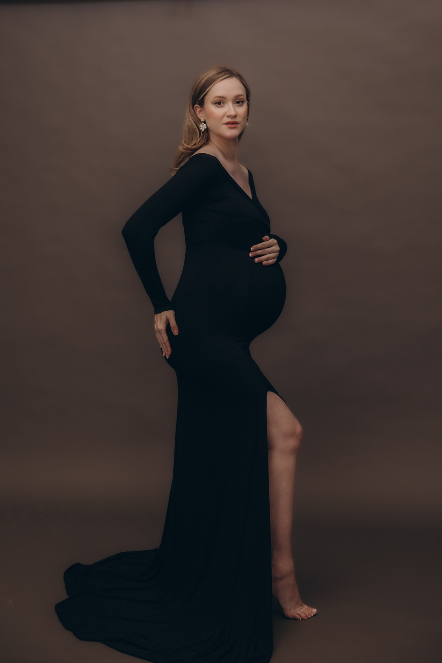 A women’s photo shoot at a photo studio. Family and children’s lifestyle photographer Elena Tumanova