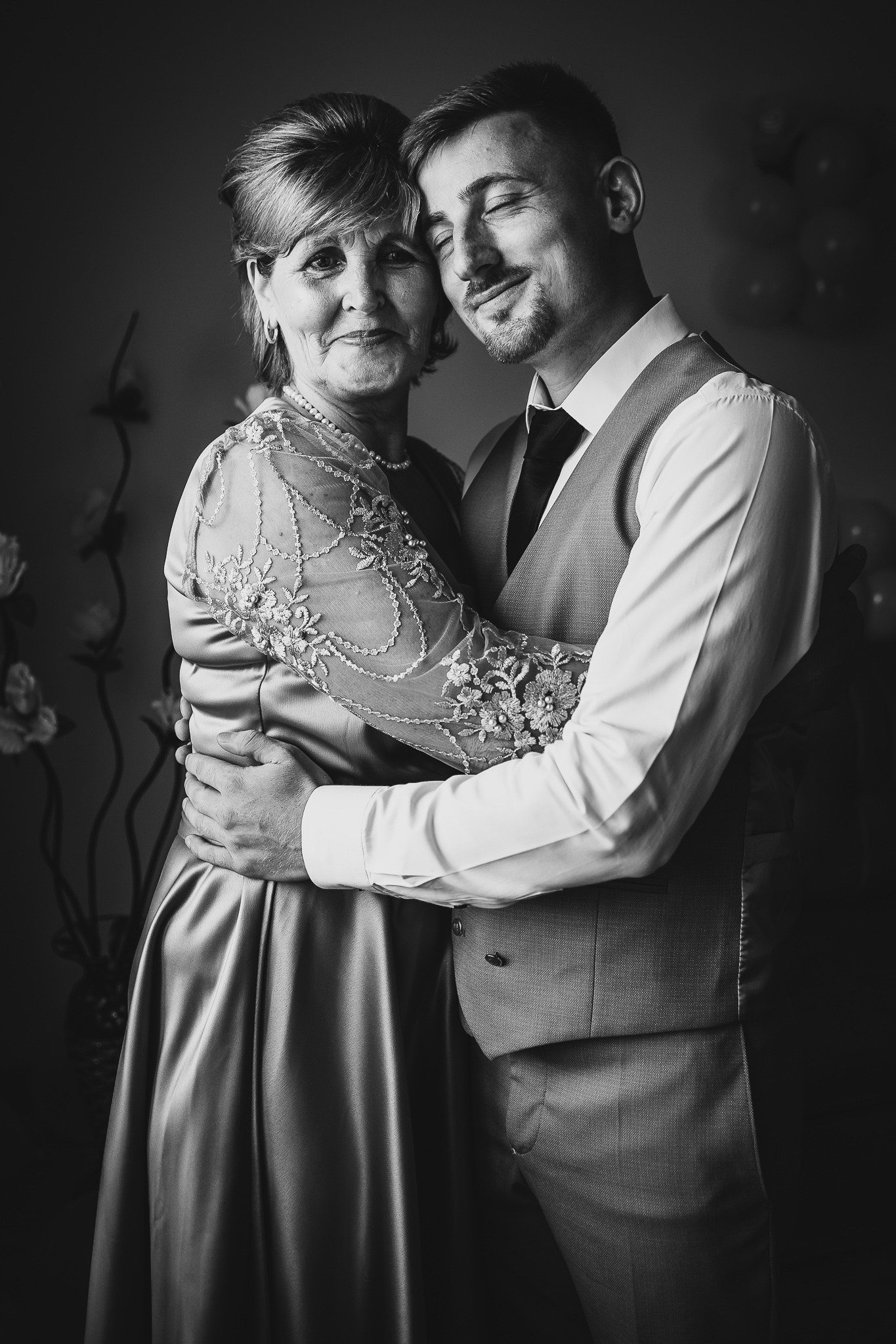 Portret emotionat cu mirele si mama lui