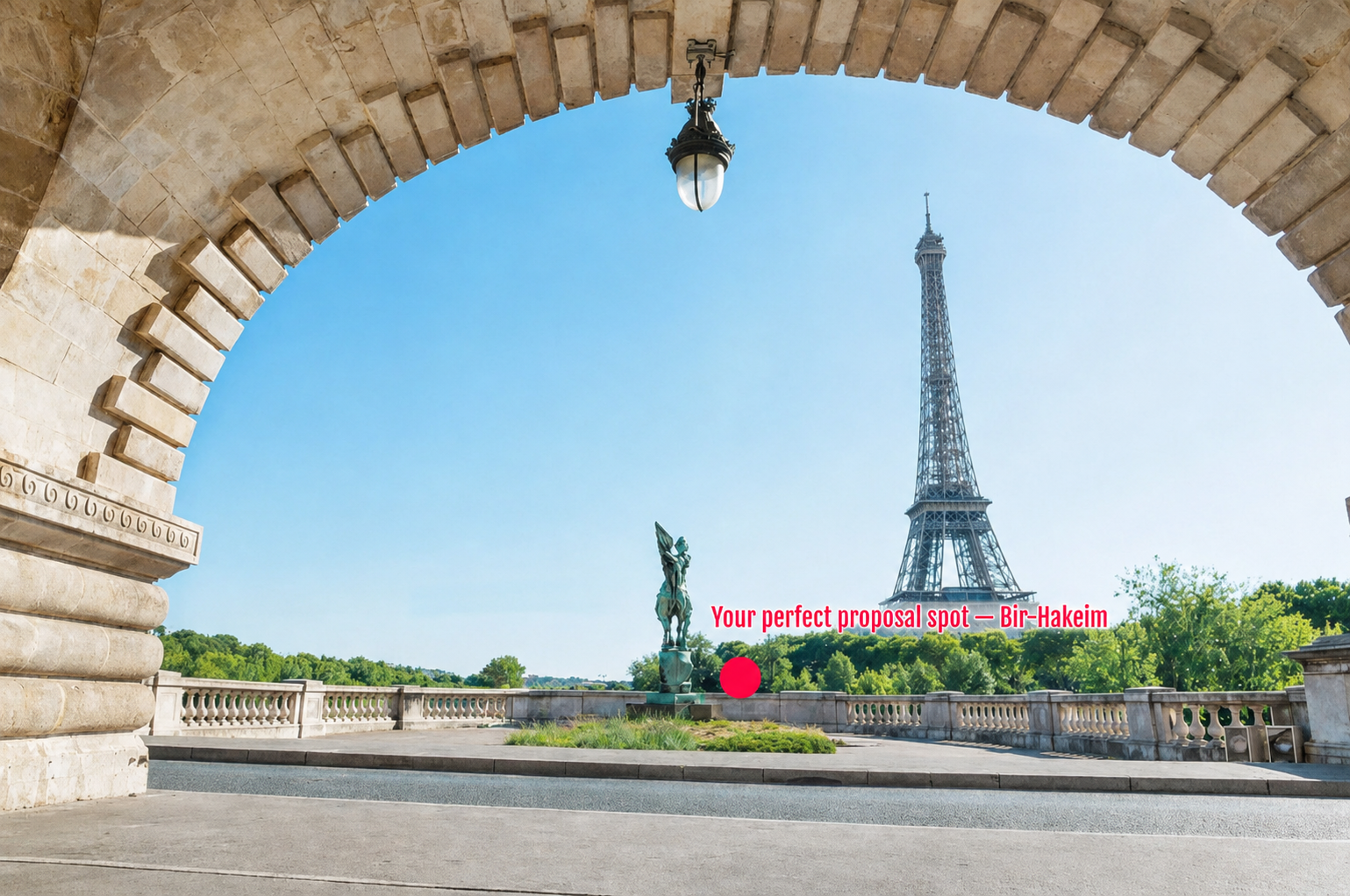 Bir-Hakeim Bridge in Paris — The Iconic Location for Luxury Proposal & Elopement Photography. Photographe à Paris