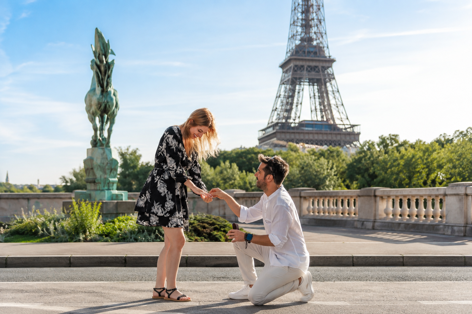 Bir-Hakeim Bridge in Paris — The Iconic Location for Luxury Proposal & Elopement Photography. Photographe à Paris