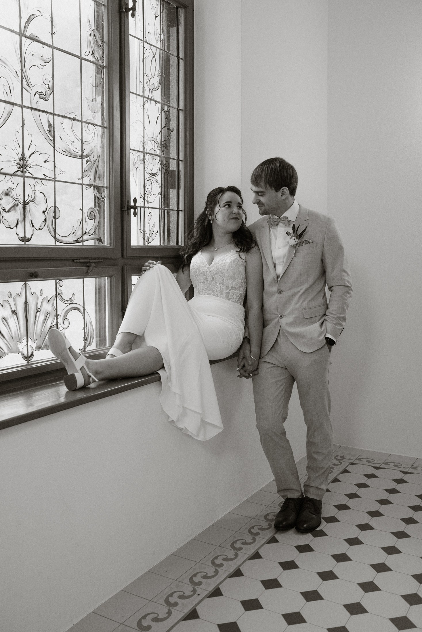 Brautpaar sitzt am Fenster – natürliche Hochzeitsfotos Dresden