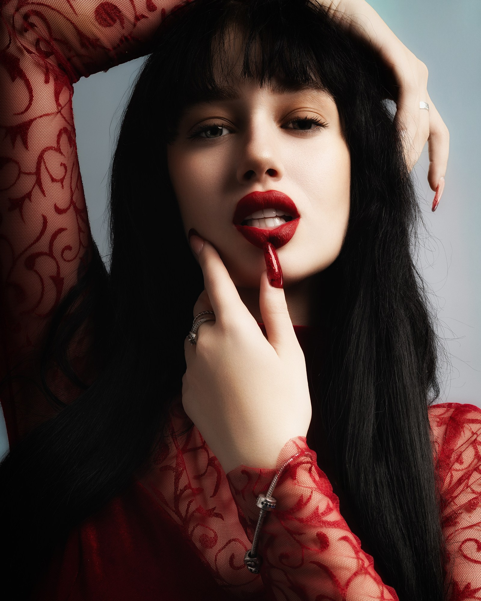 Studio foto profesional în București, specializat în portrete, beauty, fashion și fotografie de produs. Lumini de calitate. – Mitroi Iulian