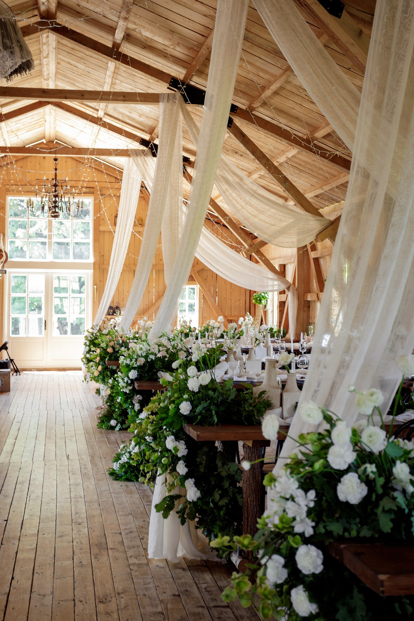 Decor nuntă stil rustic în hambar cu aranjamente florale albe - servicii foto-video Iași