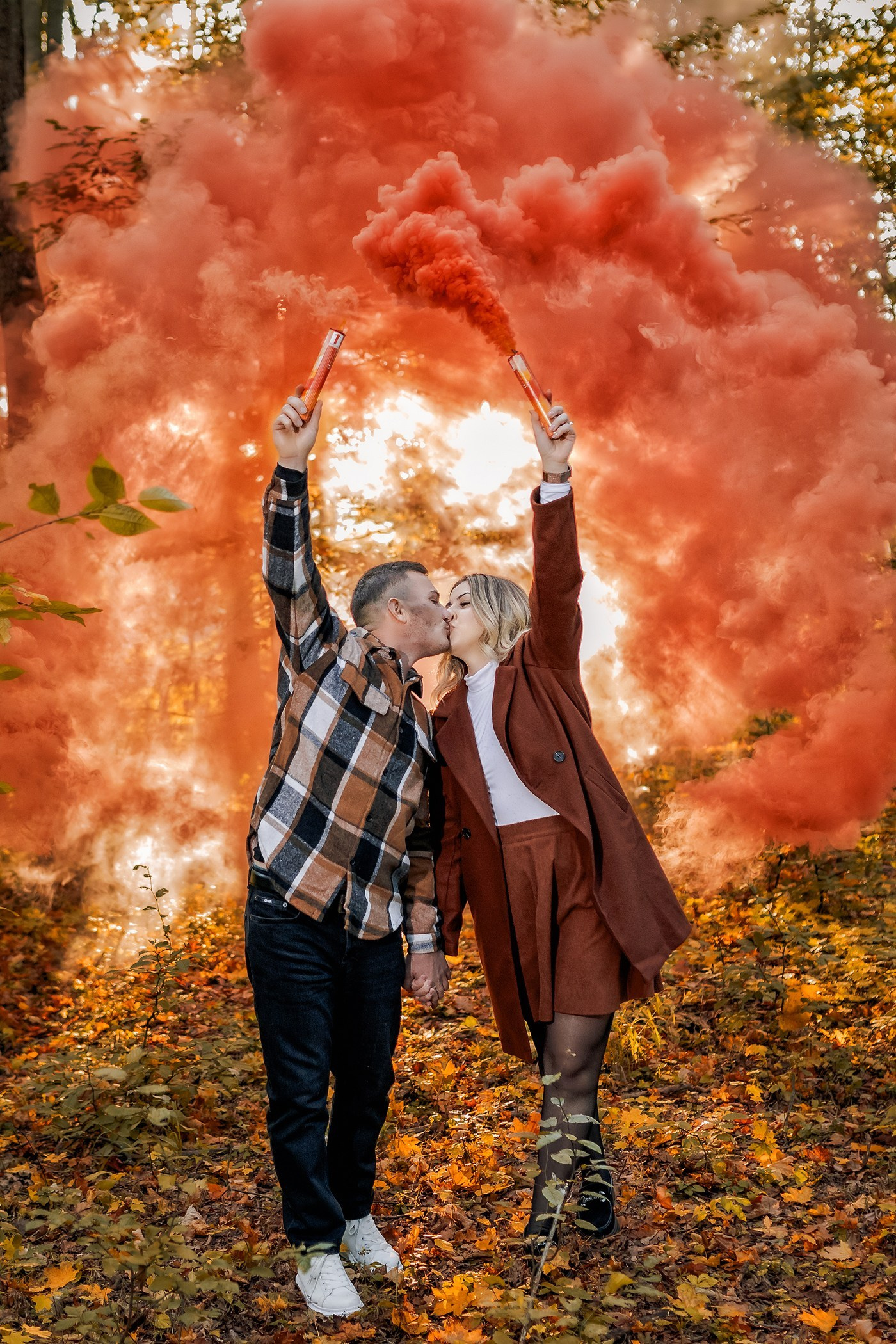 Ședință foto creativă cu fumigene portocalii în pădure toamna - idei poze nuntă