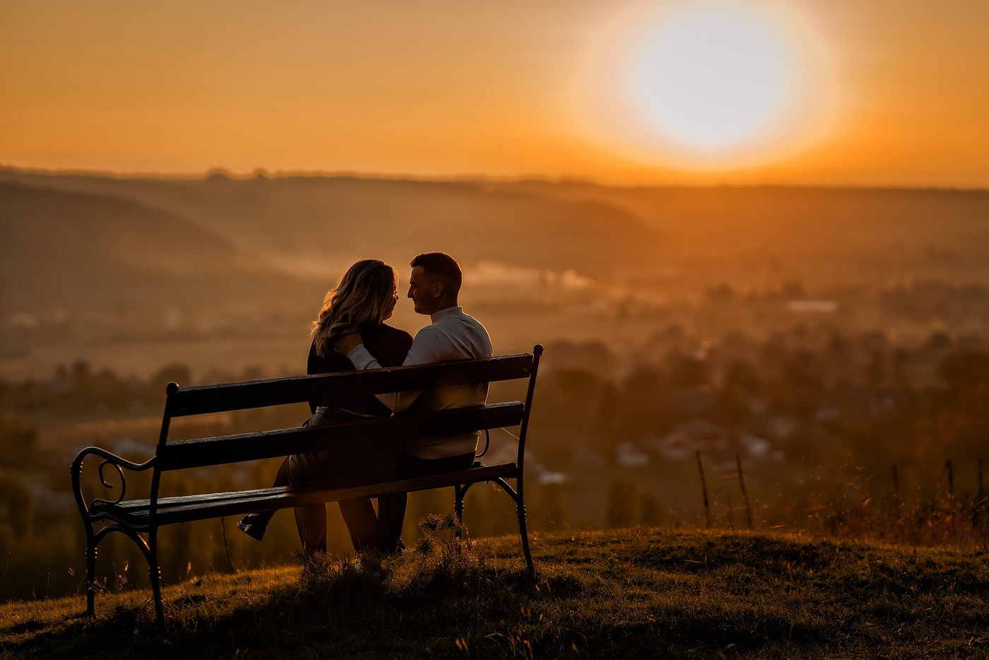 Ședință foto Love Story la apus pe o bancă cu vedere panoramică - fotograf Iași