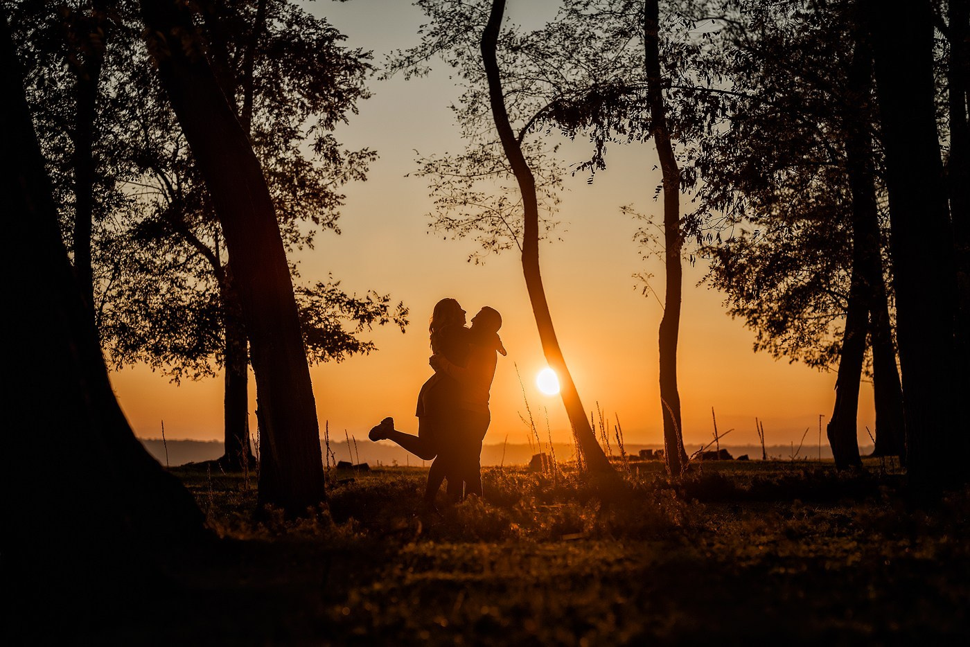 Siluetă miri la apus în pădure - fotografie artistică de nuntă realizată de Foto Lens