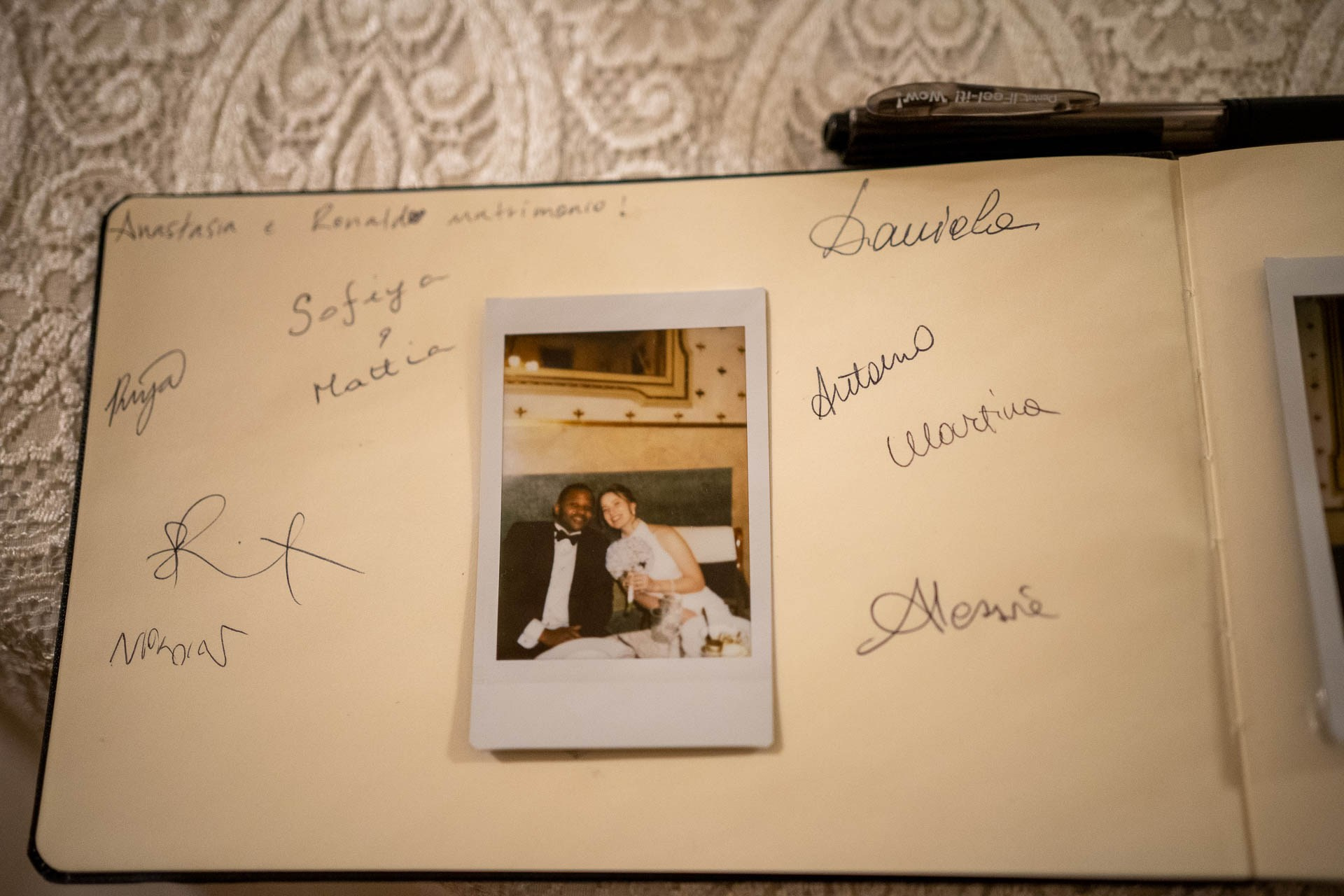 Anastasia e Ronald matrimonio presso il Caffé Pedrocchi Italia. Lorenzo Mazzega Wedding | Fotografo Matrimonio Milano | Reportage