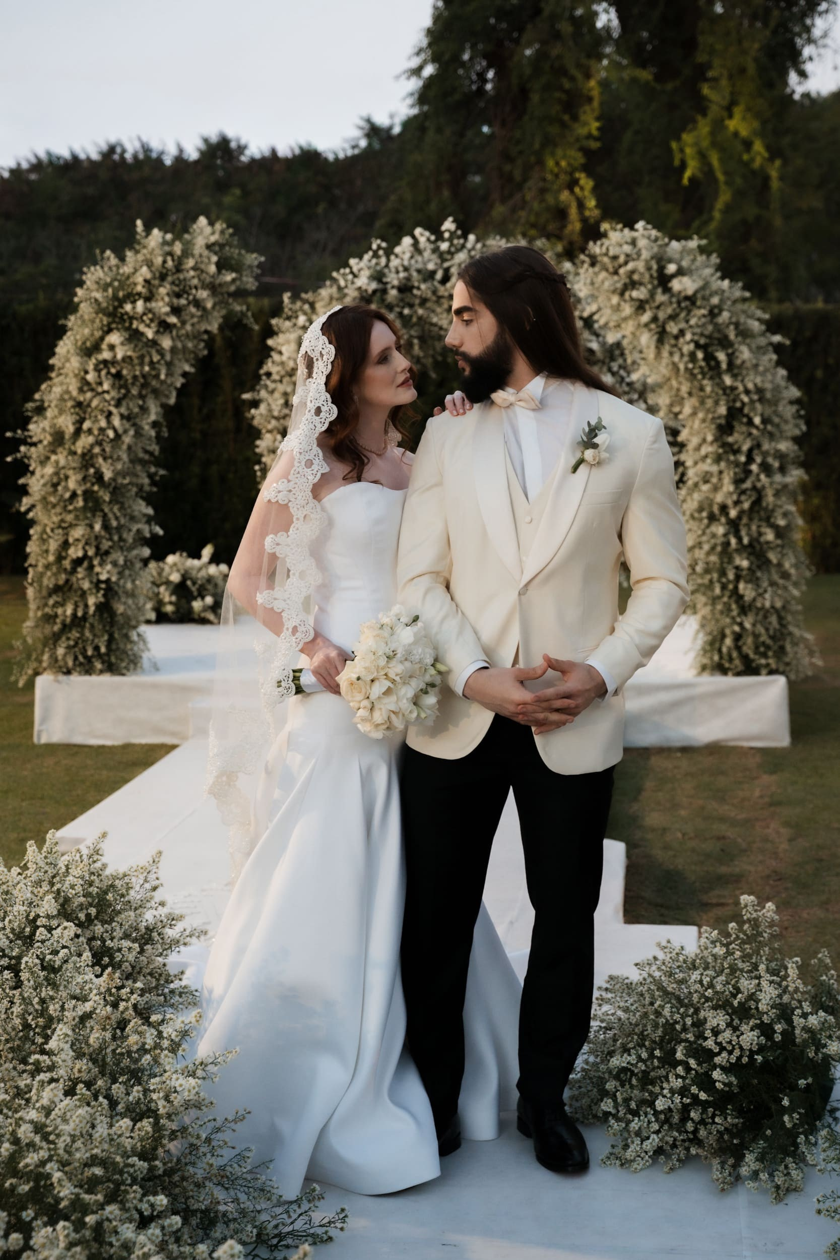 Edu e Josi Fotografia são especialistas em fotos de casamento com olhar documental, registrando histórias reais, emoções e detalhes que as noivas procuram para reviver cada instante do grande dia.