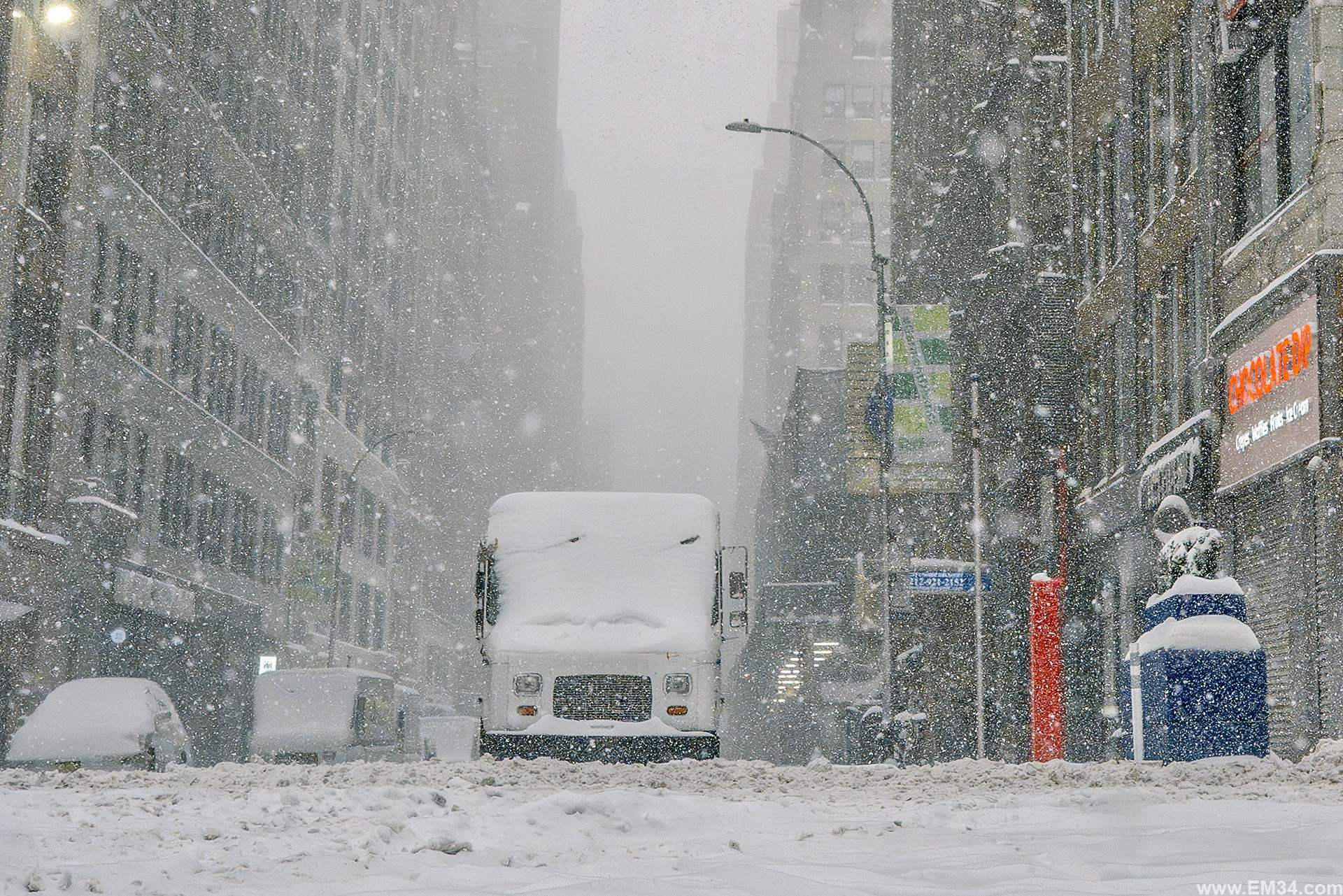 Best Street Photographer in New York City — Candid NYC Moments Captured by Emin Kuliyev. Emin Kuliyev — Award-Winning Wedding Photojournalist NYC & USA | Best Wedding Photographer Known for Candid, Timeless Moments