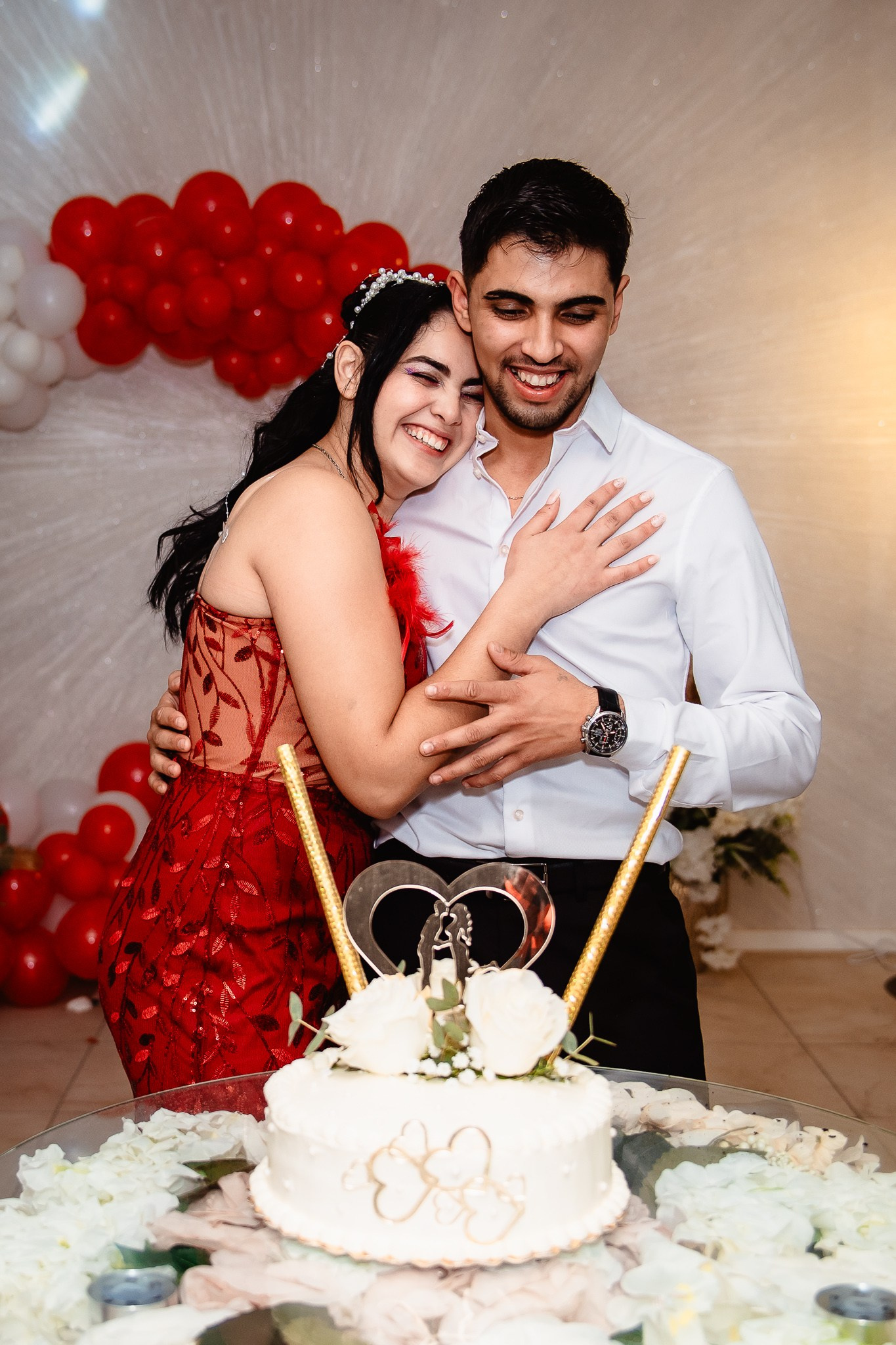 Moment festiv cu tortul la cununia civilă și petrecere