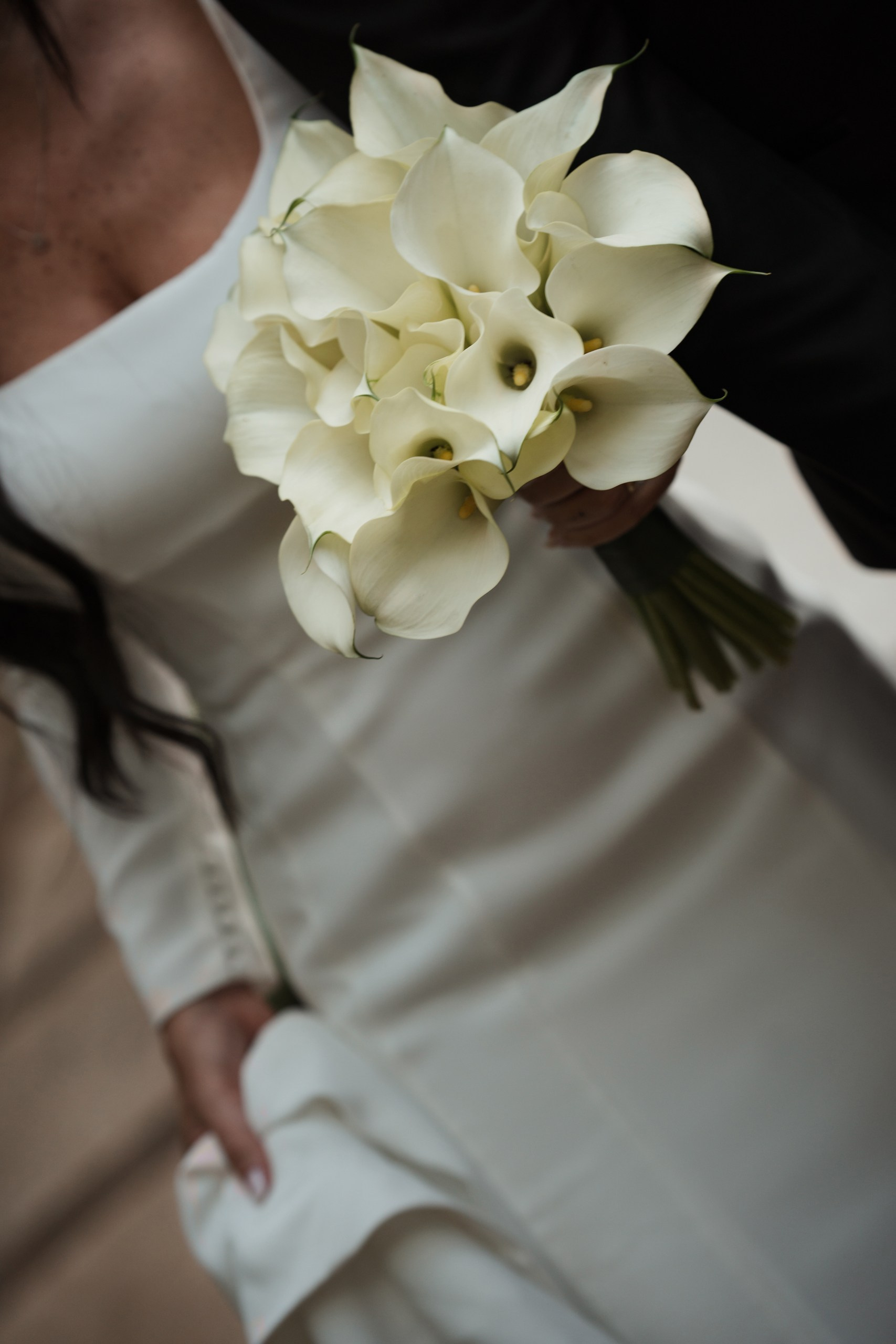 Edu e Josi Fotografia registra fotos de casamento com um olhar discreto e documental, permitindo que o dia aconteça naturalmente enquanto cada emoção é preservada com cuidado e verdade.