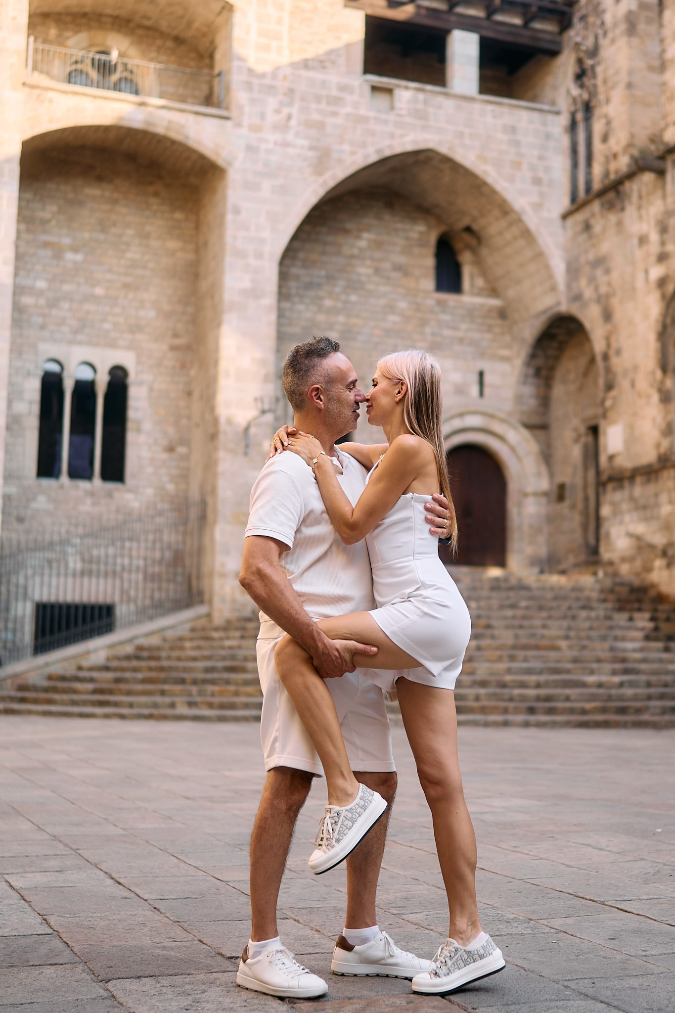 Description of the Old City location for a  love-story or individual photo shoot in Barcelona, examples of photos taken at this photo spot. POSTCARD.BCN Photographer Kate in Barcelona. Love-story, family or individual photo shoots