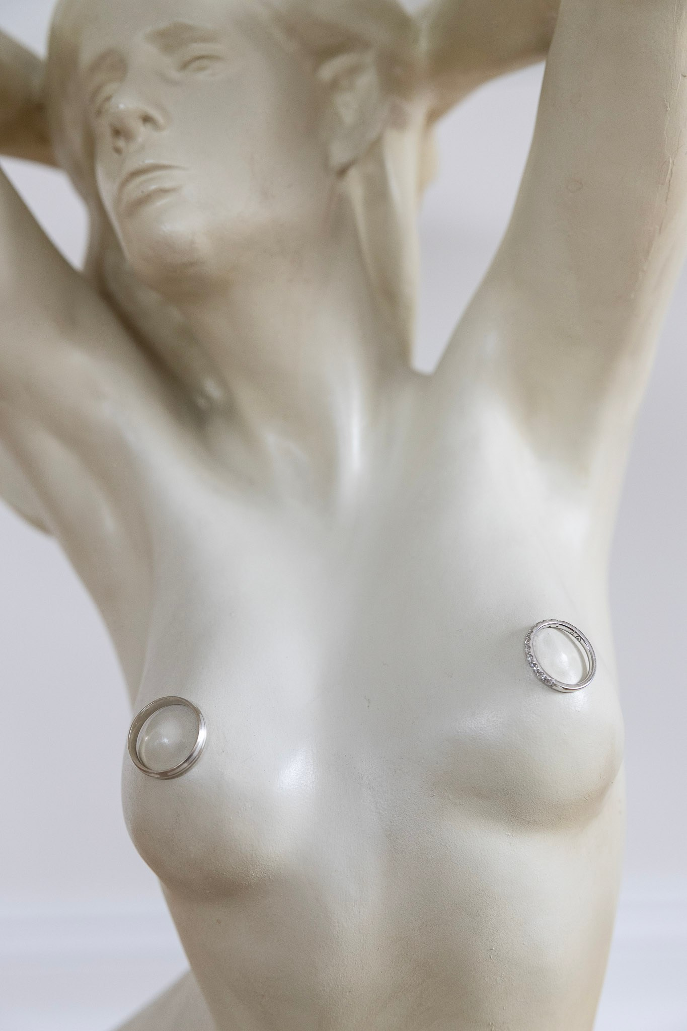 Prikaz skulpture izbliza sa smirenim izrazom lica, sa  burmama, koji prikazuje umetničku izradu i zanatsku veštinu.