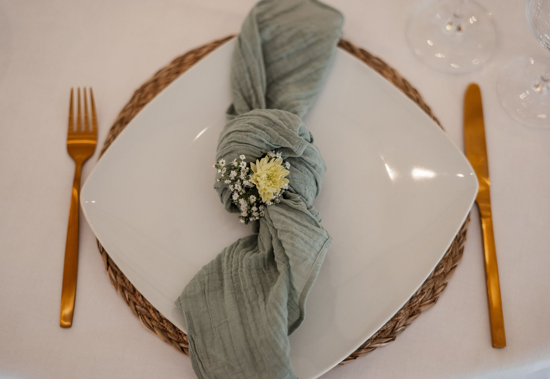 Der Hochzeitstisch ist perfekt angelegt. Die Fotografin und Videogrfafin Alla 