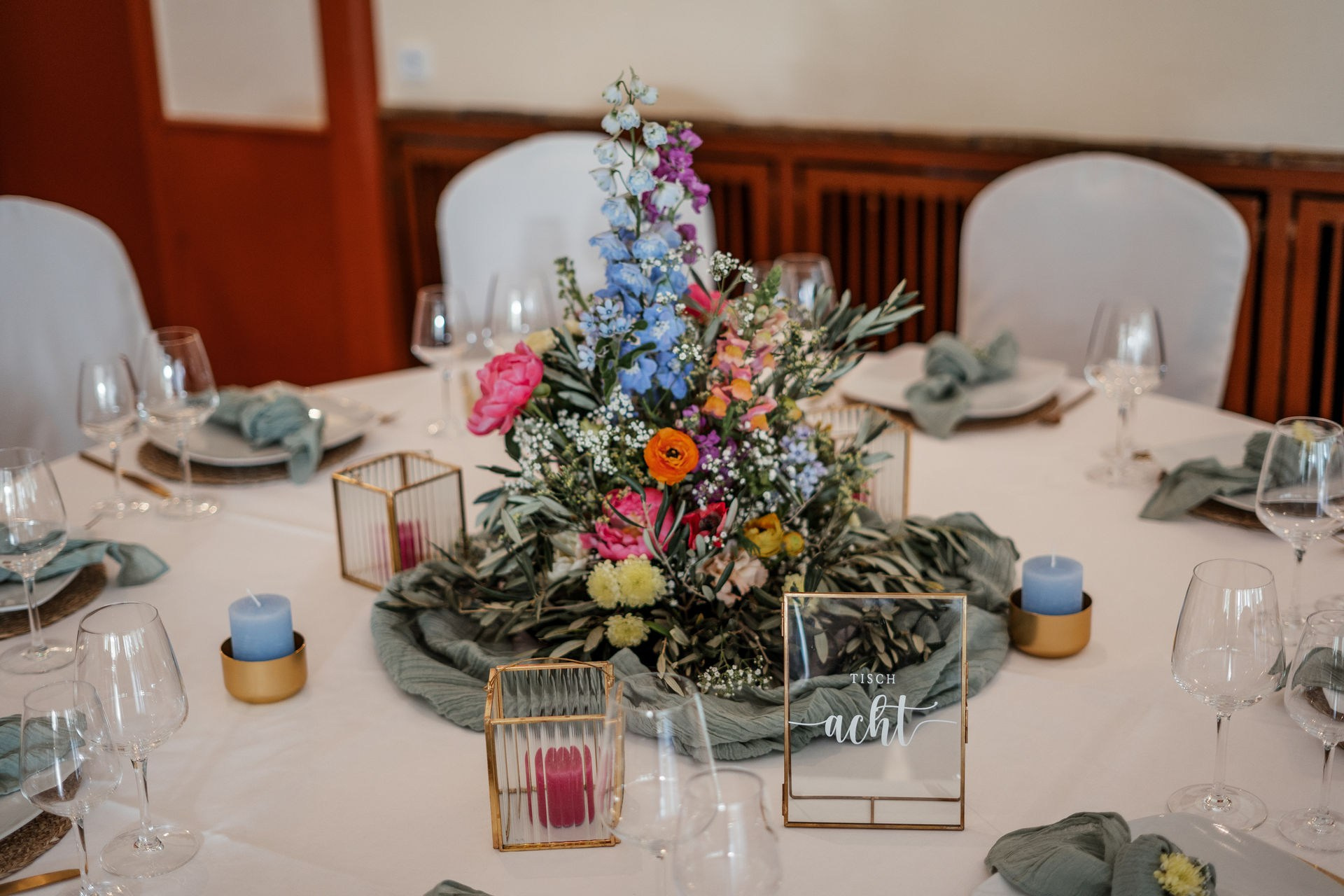 Symbolisches Bild einer Kerze und weißen Lilien, die Trost und Erinnerung für Trauernde bieten.“,