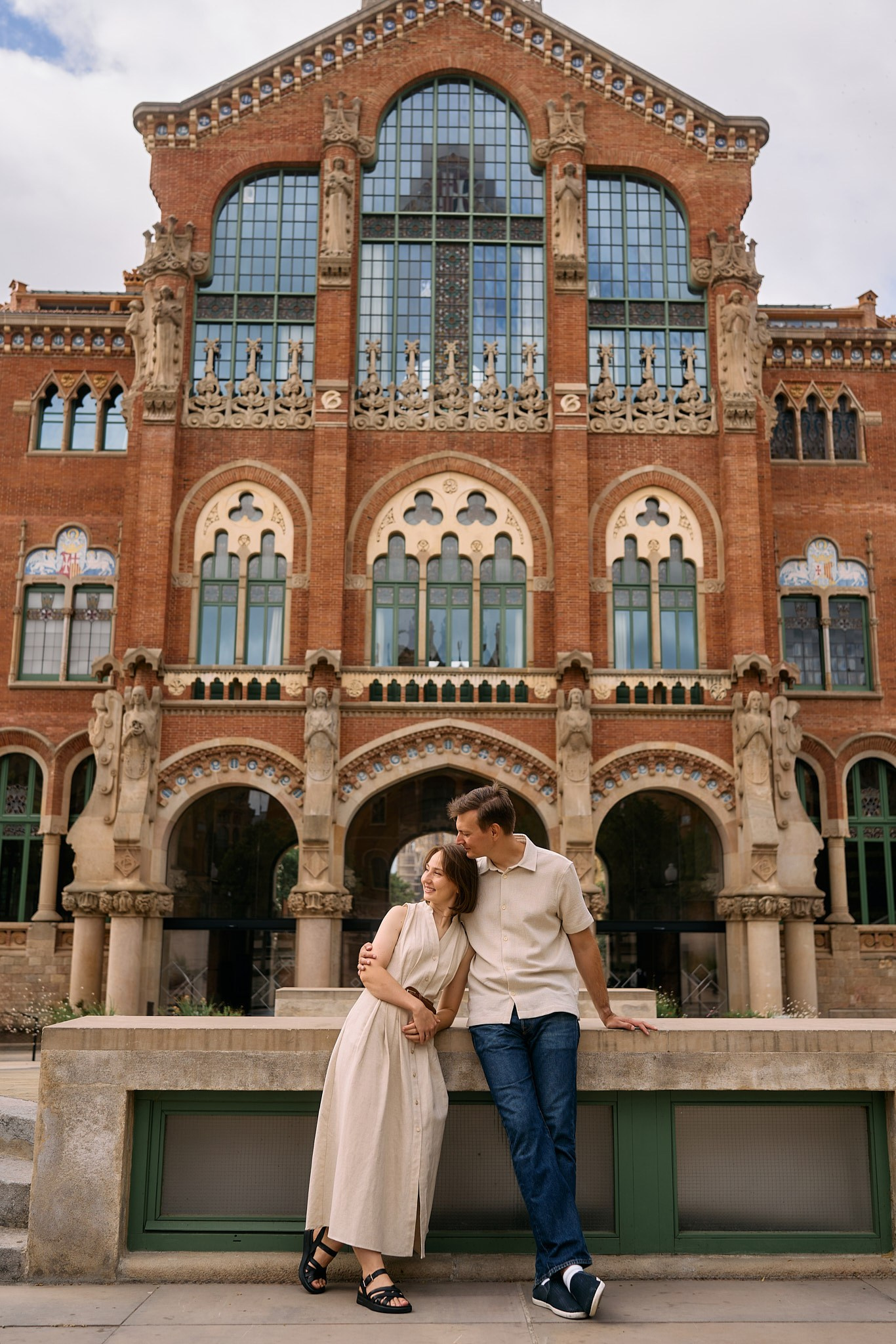 Description of the Sant Pau location for a  love-story or individual photo shoot in Barcelona, examples of photos taken at this photo spot. POSTCARD.BCN Photographer Kate in Barcelona. Love-story, family or individual photo shoots