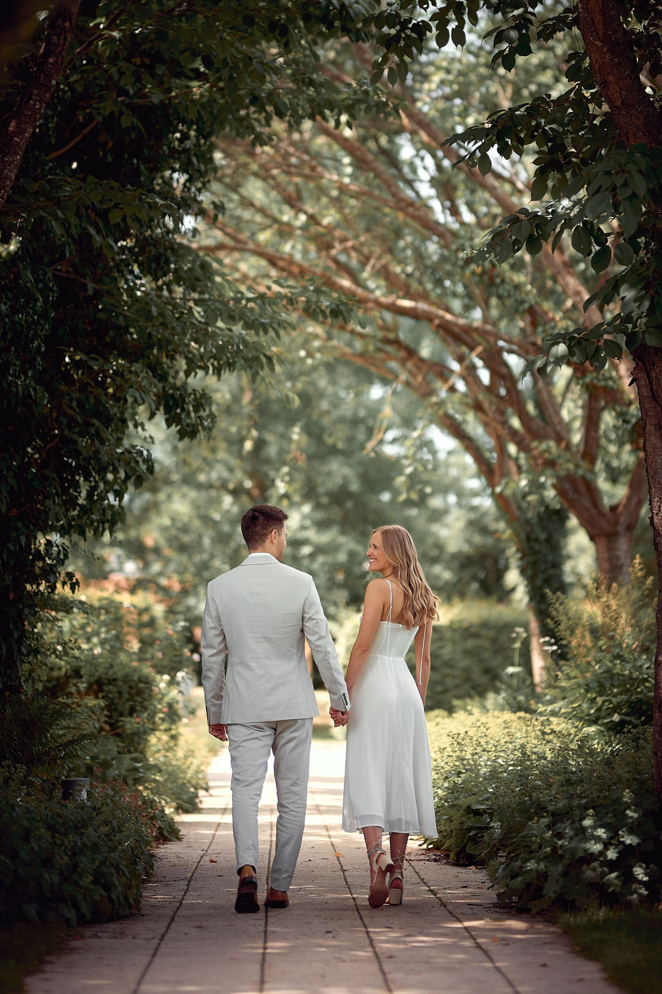Sabrina & Max bei ihrer Traumhochzeit im Kurpark Bad Saulgau – stilvolles Portraitshooting in natürlicher Umgebung voller Leichtigkeit.