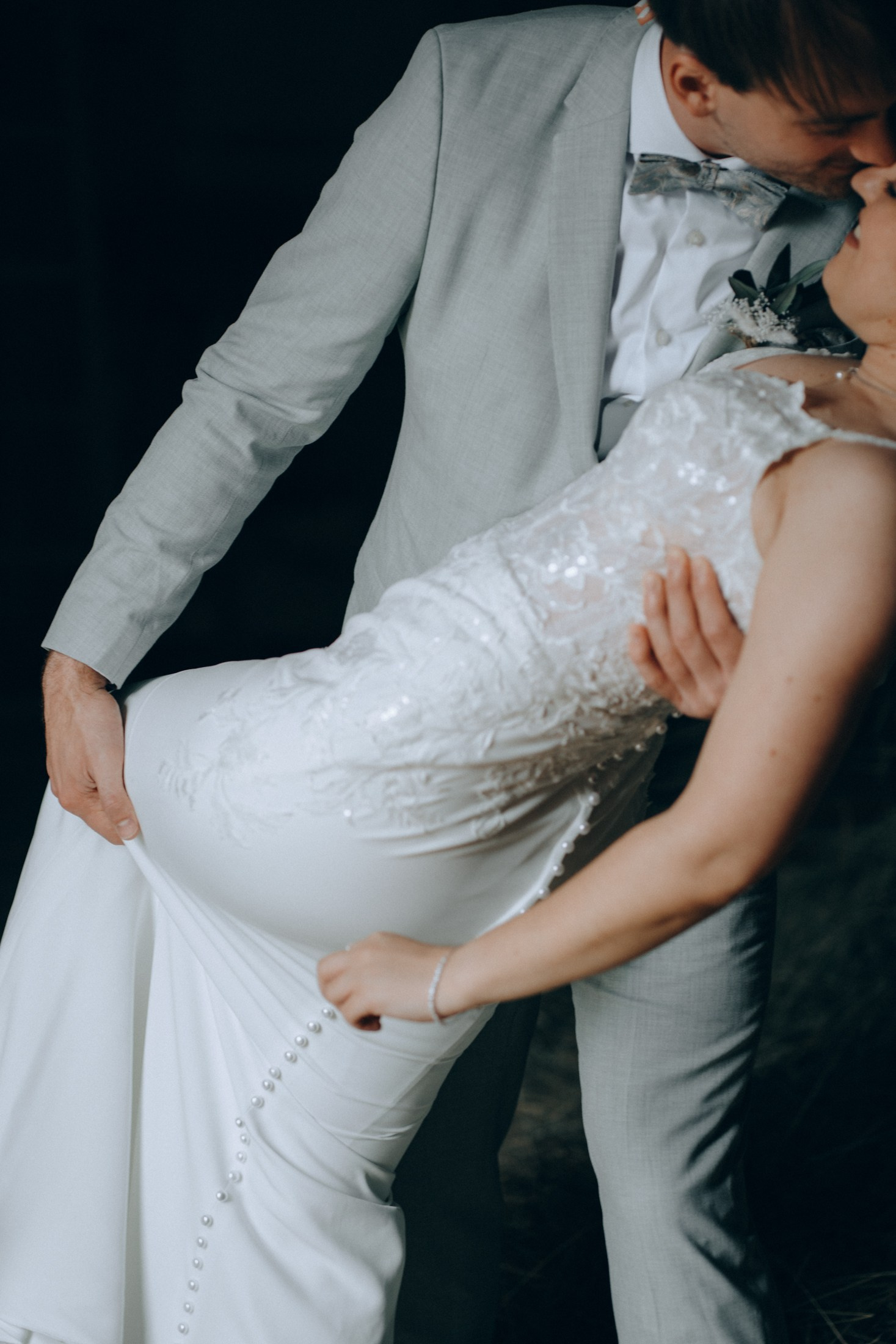 Bräutigam hebt die Braut – emotionale Hochzeitsfotografie Sachsen