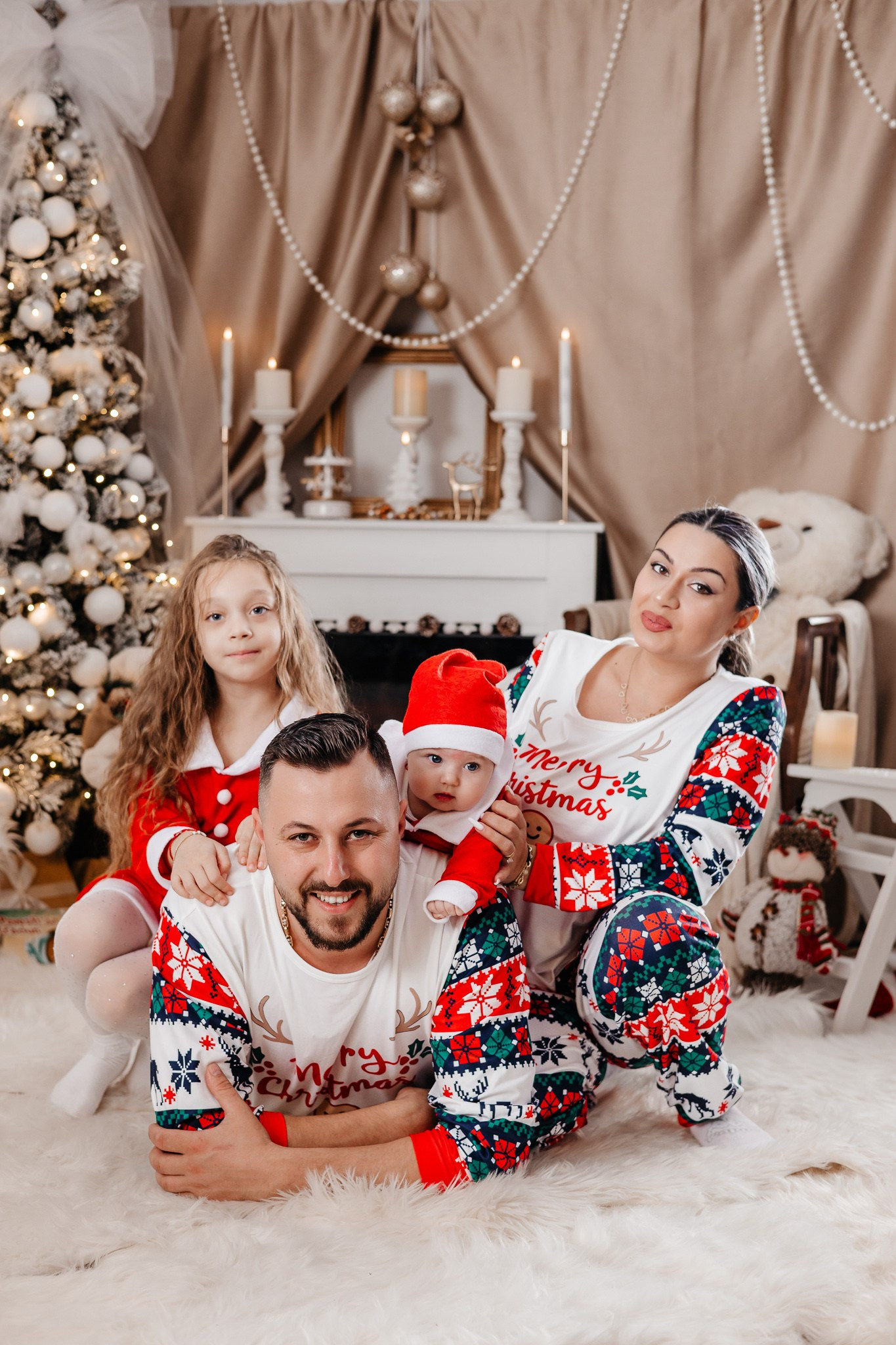 Ședințe Foto Crăciun 2025 Piatra Neamț | Fotografii de Sărbători | FotoACTIV. Fotograf Profesionist Piatra Neamț, Roman, Târgu Neamț, Bicaz, Neamț | Studio, Nuntă, Botez, Eveniment | FotoACTIV