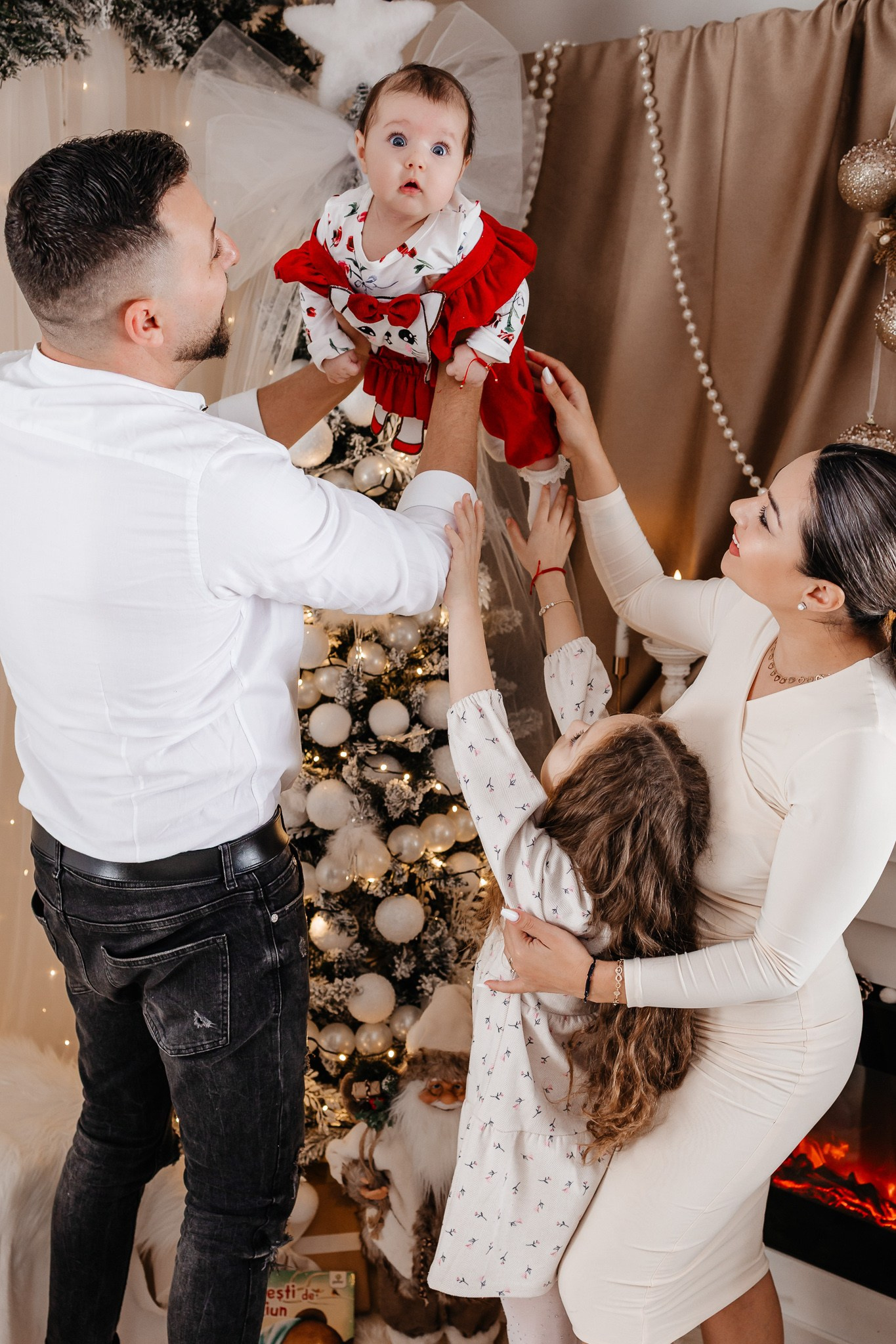 Ședințe Foto Crăciun 2025 Piatra Neamț | Fotografii de Sărbători | FotoACTIV. Fotograf Profesionist Piatra Neamț, Roman, Târgu Neamț, Bicaz, Neamț | Studio, Nuntă, Botez, Eveniment | FotoACTIV