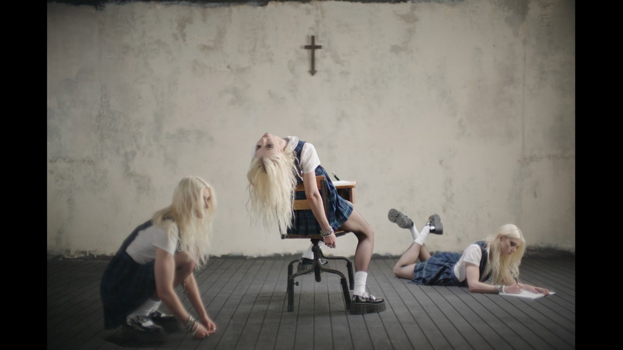 Taylor Momsen le crecen alas en el nuevo videoclip de «Dear God» de The Pretty Reckless | FOTKAI