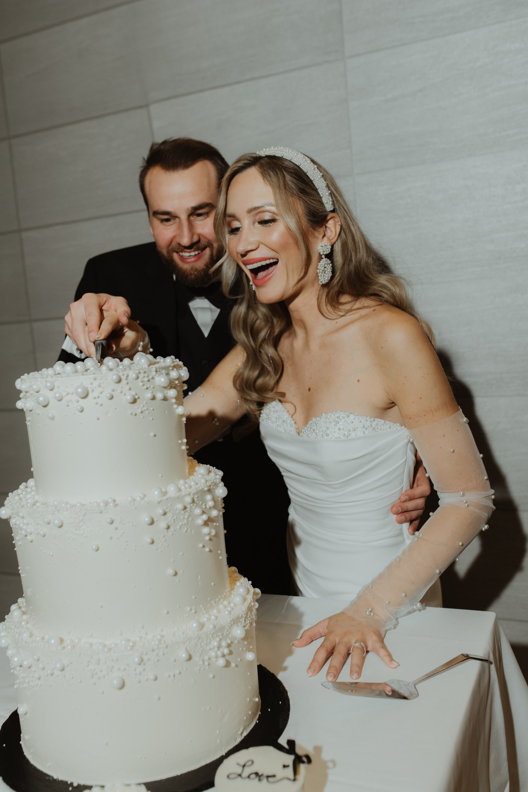 Brautpaar beim Anschneiden der Hochzeitstorte – Hochzeit Würzburg