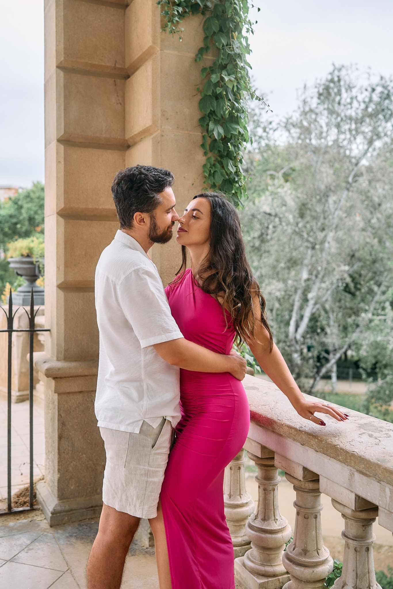 Description of the Ciutadella Parc location for a  love-story or individual photo shoot in Barcelona, examples of photos. POSTCARD.BCN Photographer Kate in Barcelona. Love-story, family or individual photo shoots