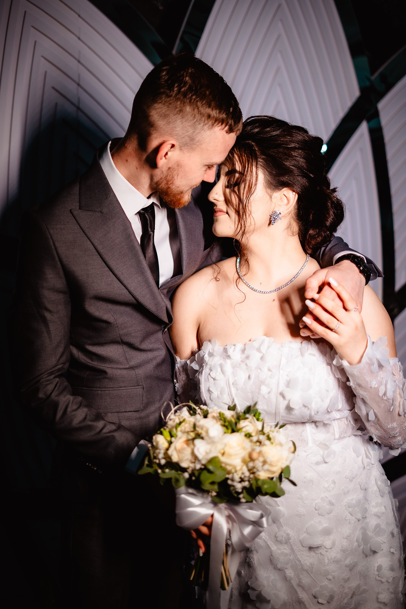 Atingerea emotionata a fruntilor intre miri