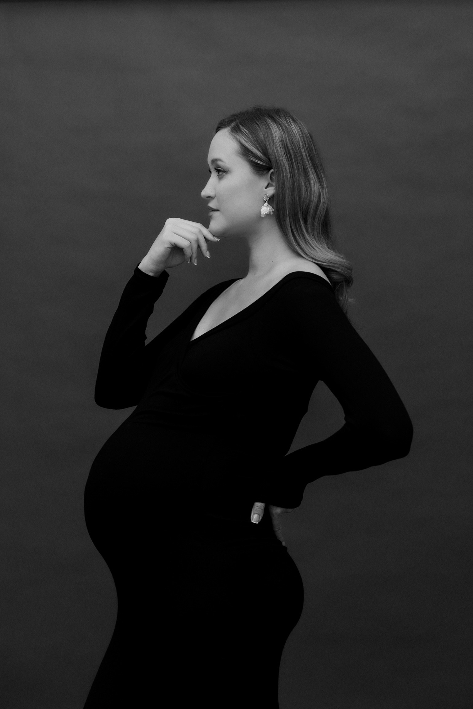 A women’s photo shoot at a photo studio. Family and children’s lifestyle photographer Elena Tumanova