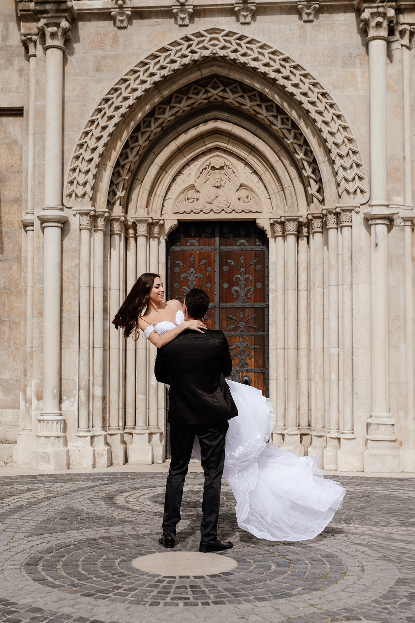 Mladenci ispred istorijske crkve nakon ceremonije vencanja u Budimpesti