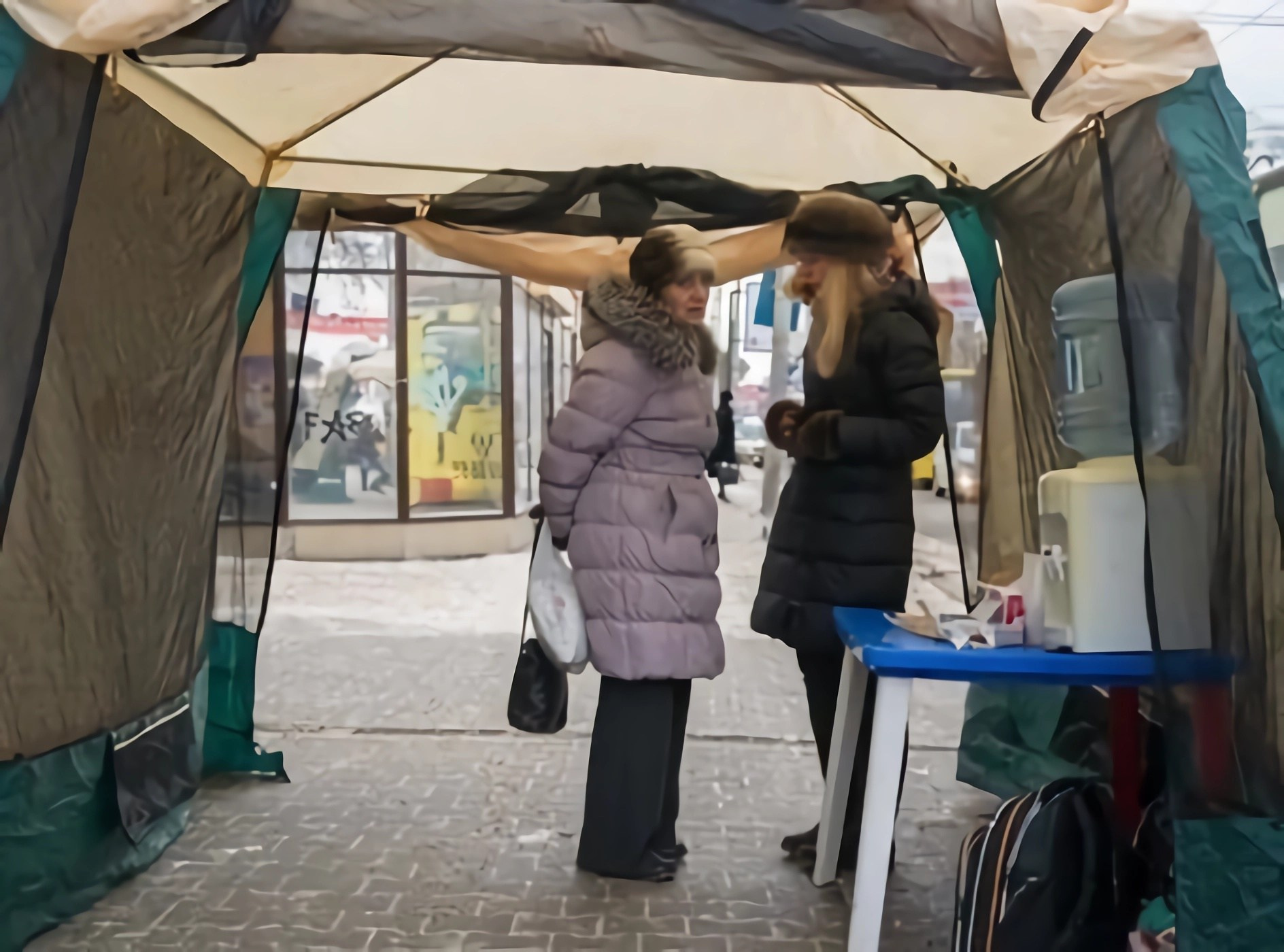 Actionism’s Political Game “Inglourious Basterds: Heated Bus Stops”. Leni Smoragdova | Transaction Art Universe | Conceptual Art
