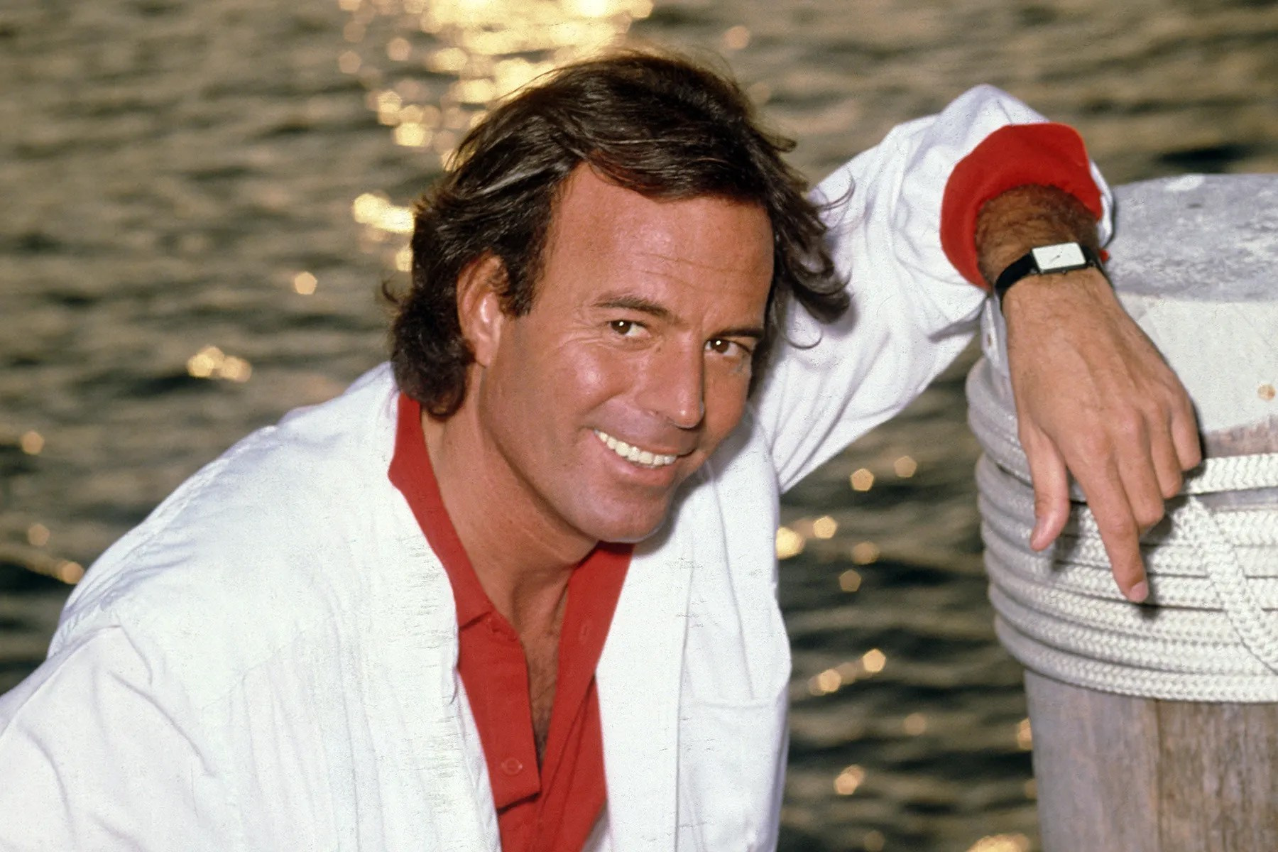 Escándalo alrededor de Julio Iglesias: Exempleadas acusan al legendario cantante de acoso sexual | FOTKAI