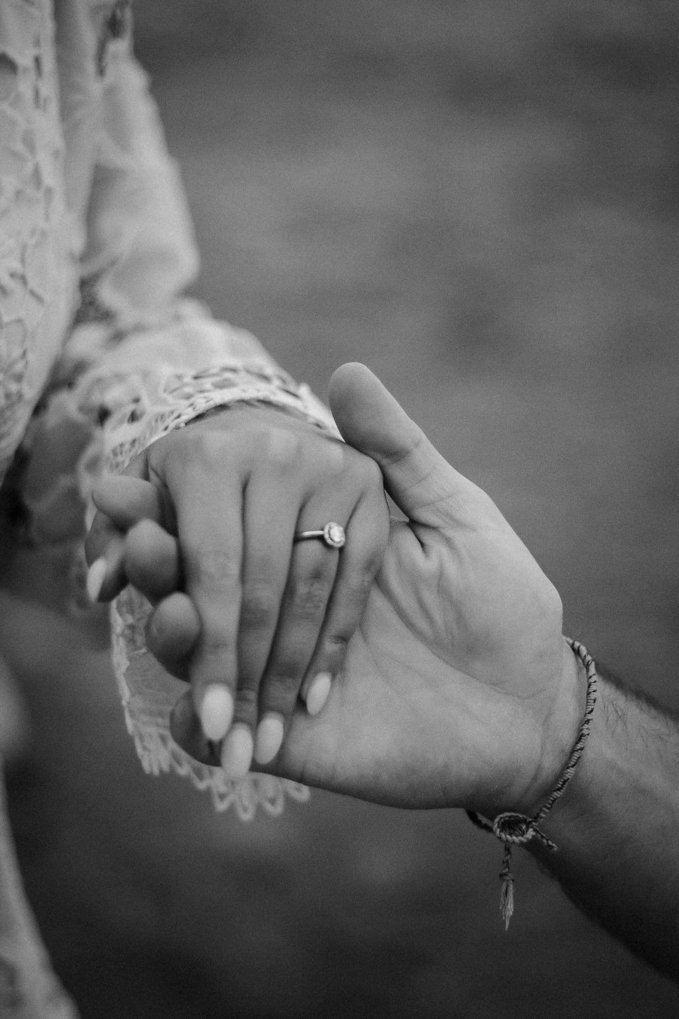 Соединенные руки с обручальным кольцом.Фотограф Милан Лав стори.