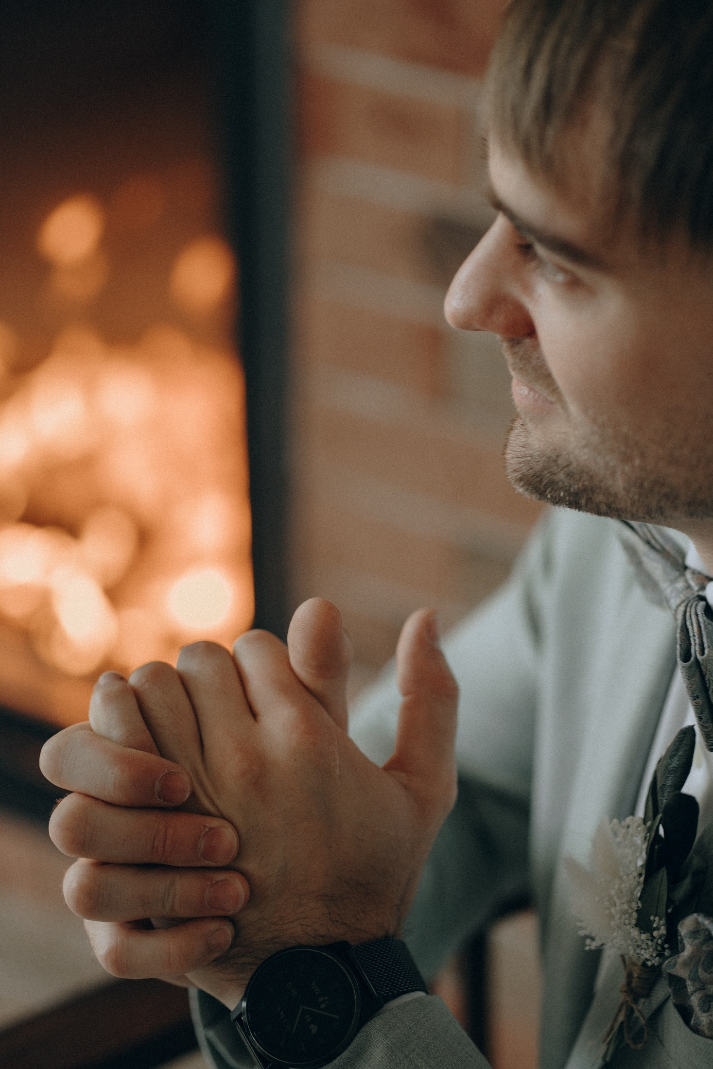 Hände des Brautpaars – romantische Hochzeitsfotografie Sachsen