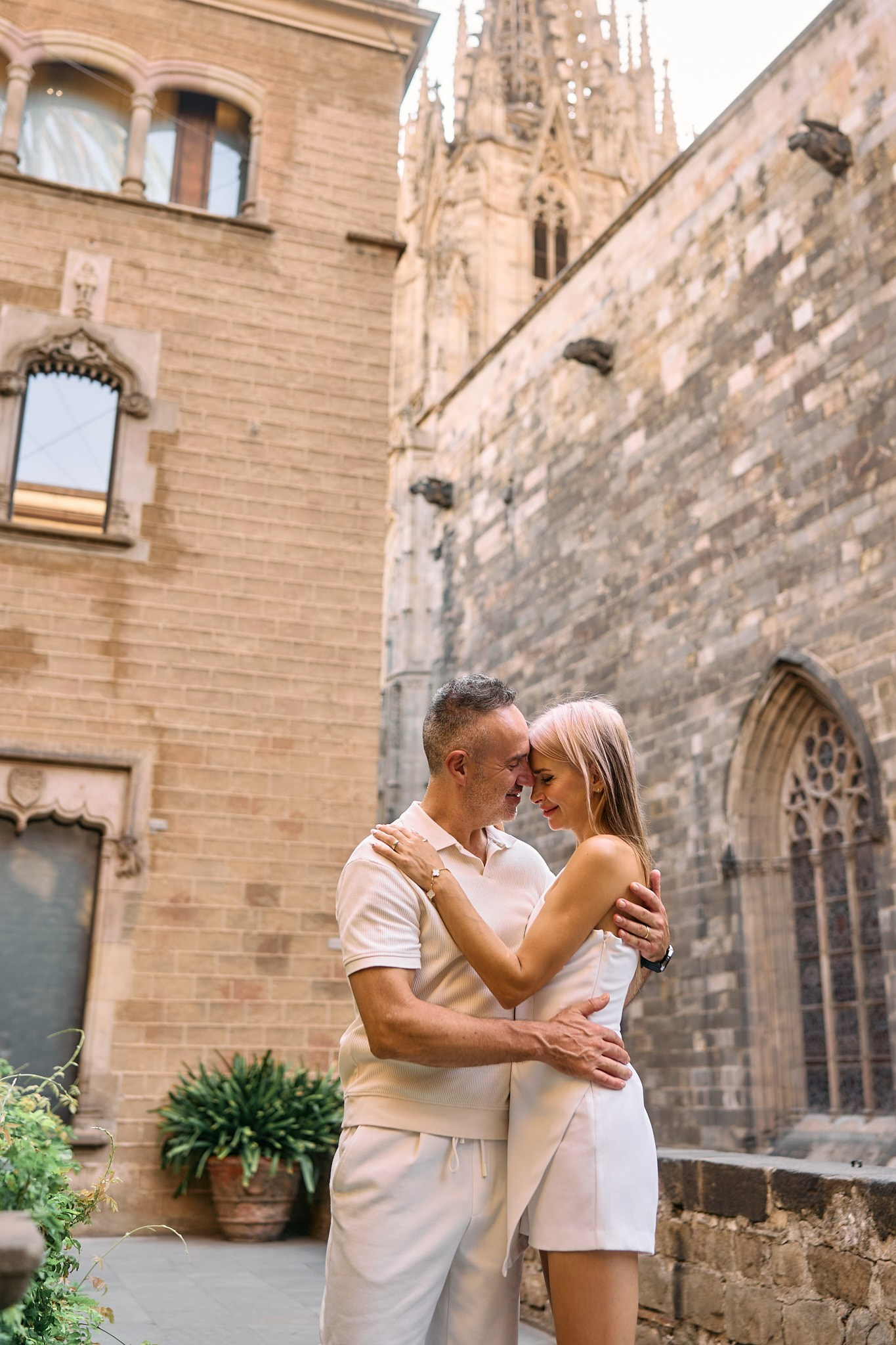 Description of the Old City location for a  love-story or individual photo shoot in Barcelona, examples of photos taken at this photo spot. POSTCARD.BCN Photographer Kate in Barcelona. Love-story, family or individual photo shoots