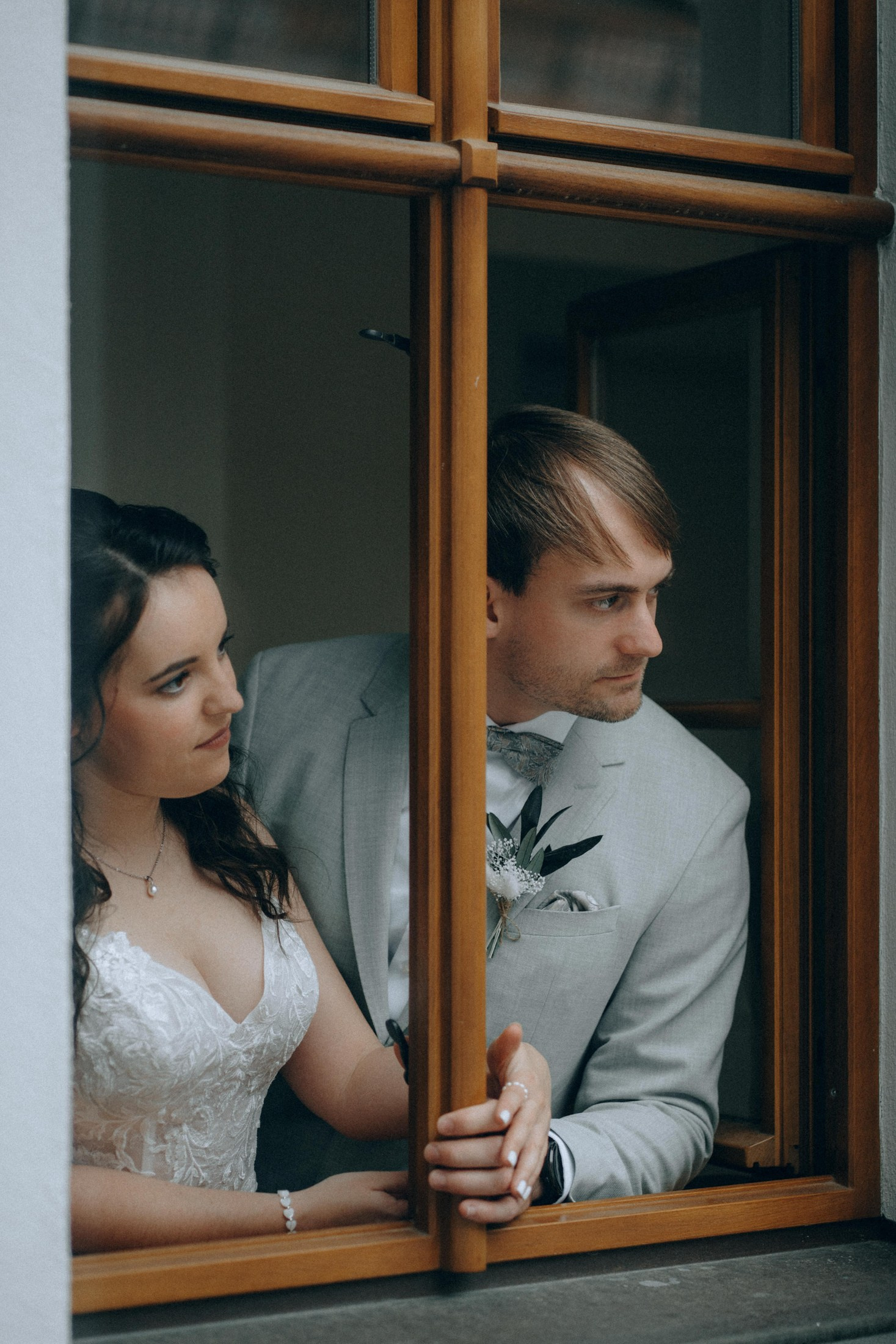 Braut und Bräutigam am Fensterrahmen – kreative Hochzeitsfotos Dresden