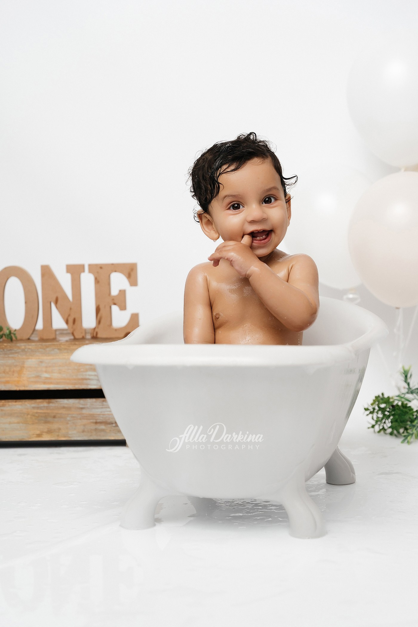 Cake smash session. Newborn and family photographer. Hills District. Sydney