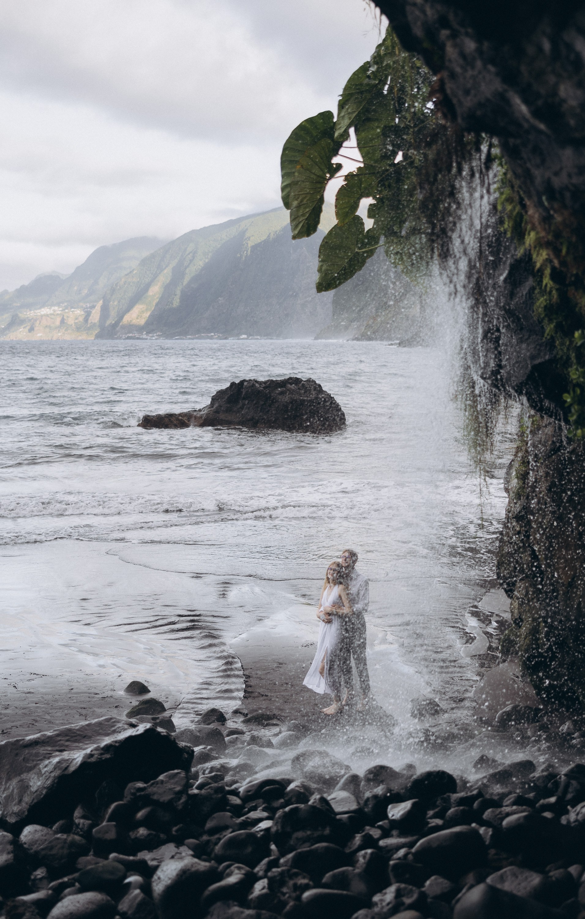 Romantic couple photoshoot at Seixal beach