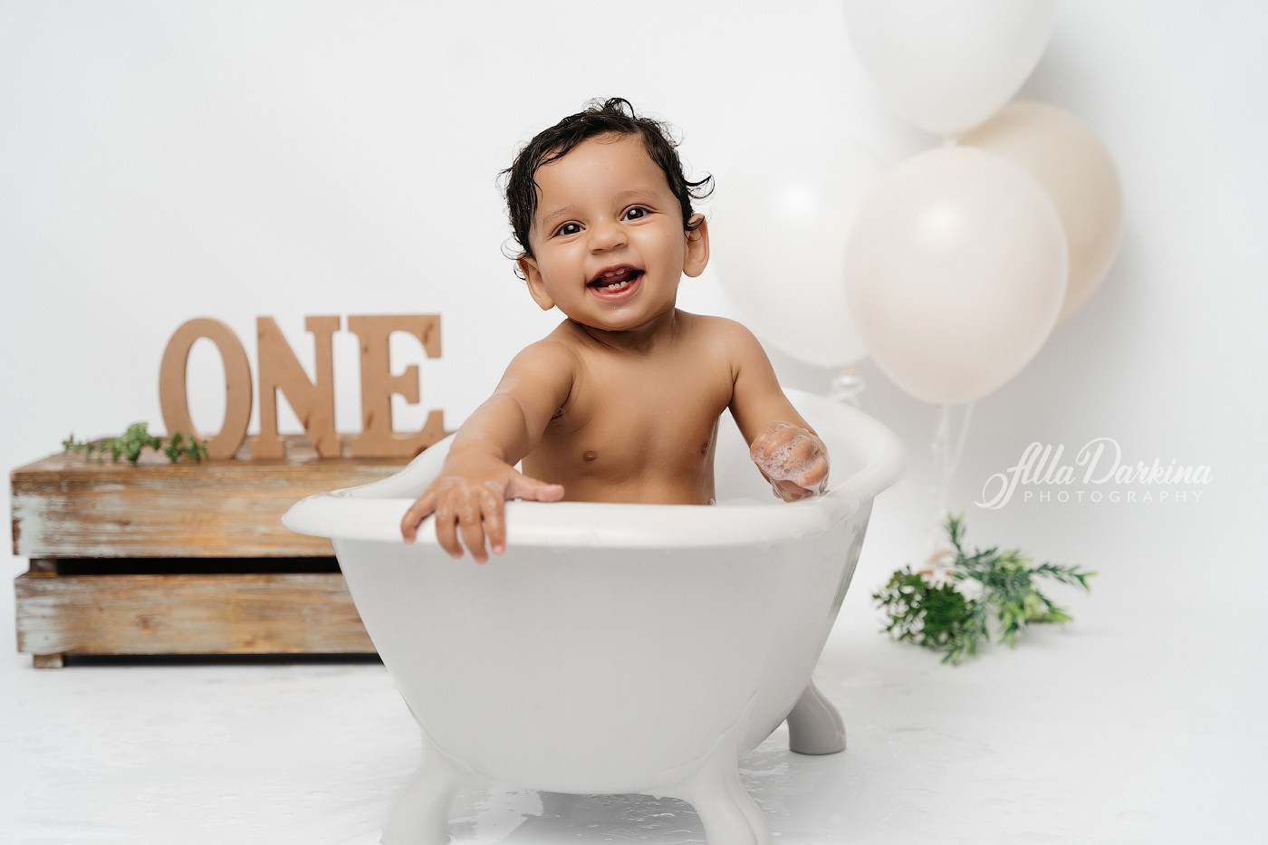 Cake smash session. Newborn and family photographer. Hills District. Sydney