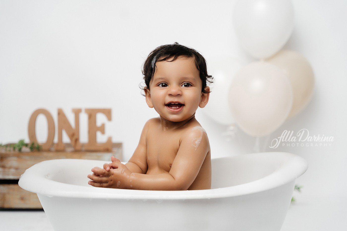 Cake smash session. Newborn and family photographer. Hills District. Sydney