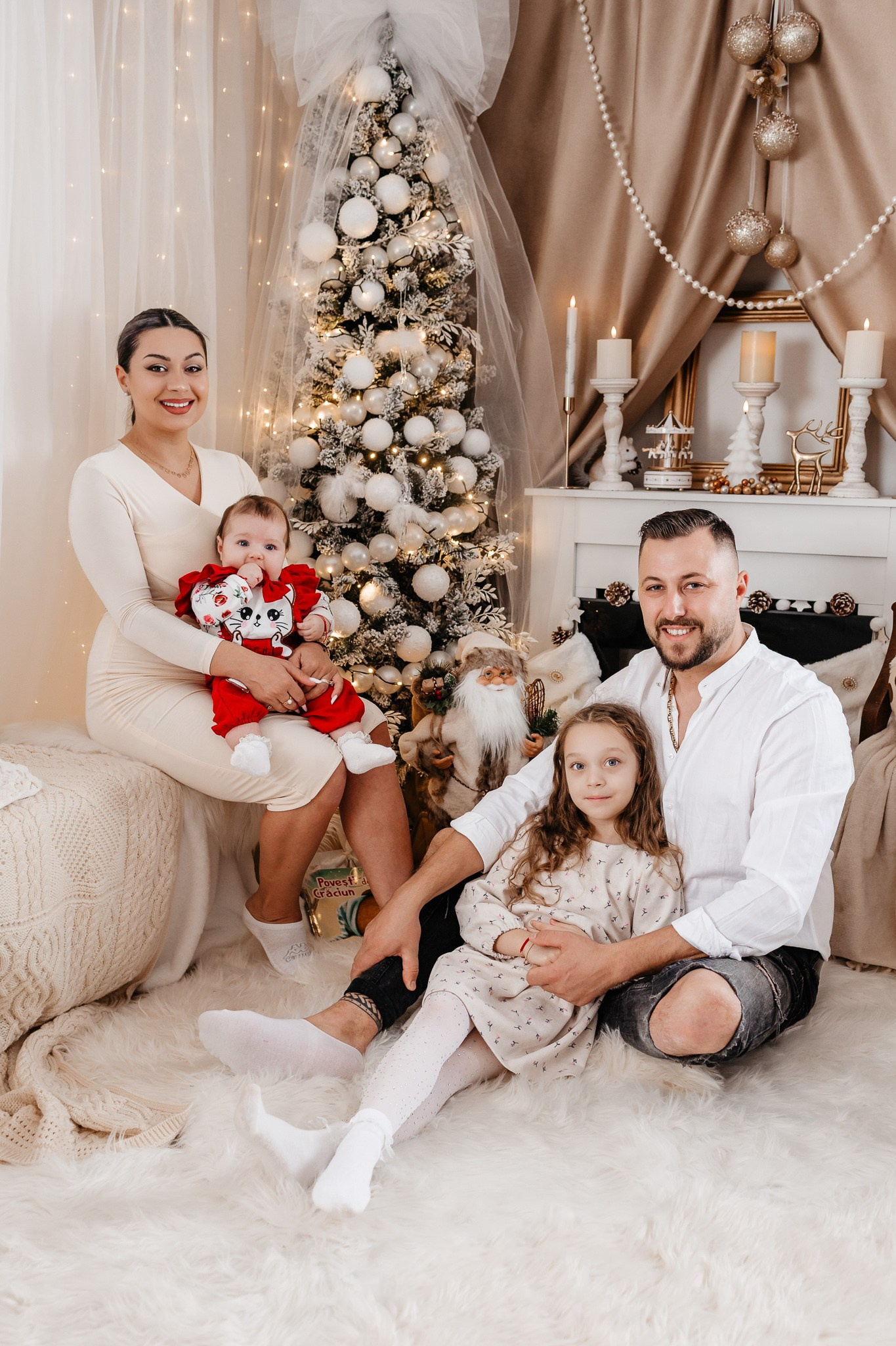 Ședințe Foto Crăciun 2025 Piatra Neamț | Fotografii de Sărbători | FotoACTIV. Fotograf Profesionist Piatra Neamț, Roman, Târgu Neamț, Bicaz, Neamț | Studio, Nuntă, Botez, Eveniment | FotoACTIV