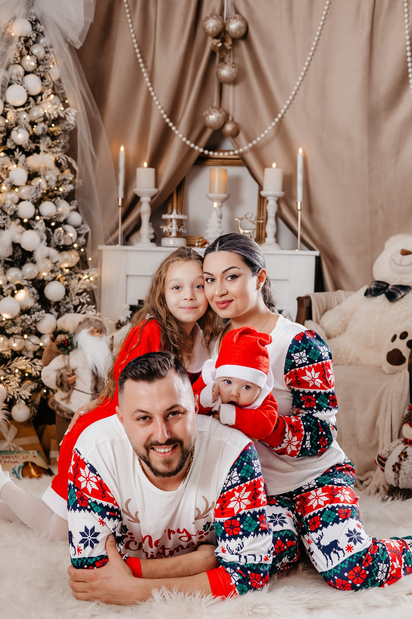 Ședințe Foto Crăciun 2025 Piatra Neamț | Fotografii de Sărbători | FotoACTIV. Fotograf Profesionist Piatra Neamț, Roman, Târgu Neamț, Bicaz, Neamț | Studio, Nuntă, Botez, Eveniment | FotoACTIV