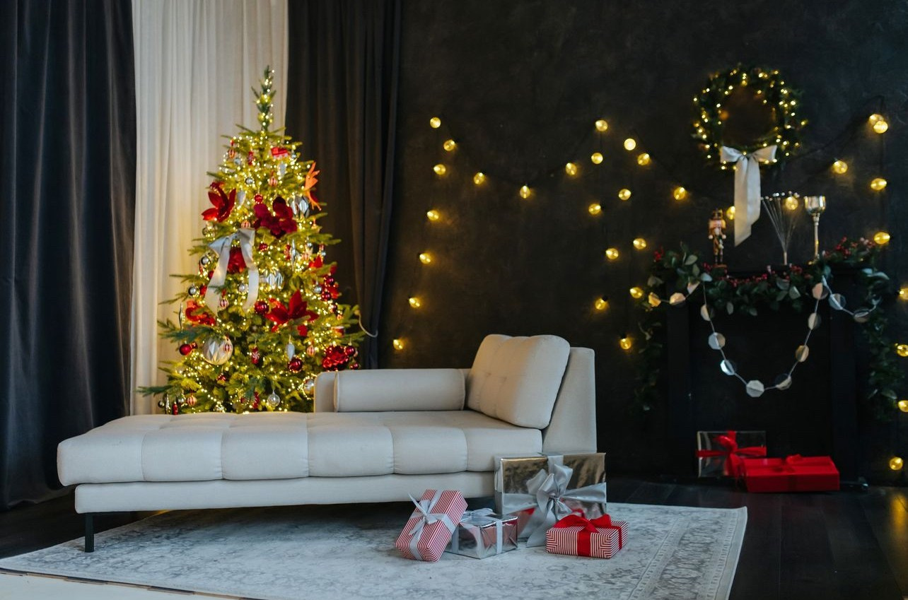 Christmas Photo Studios in Vilnius: Top Studios for Holiday Photoshoots. Framed by Evelina | Destination Wedding Photographer from Lithuania | Europe